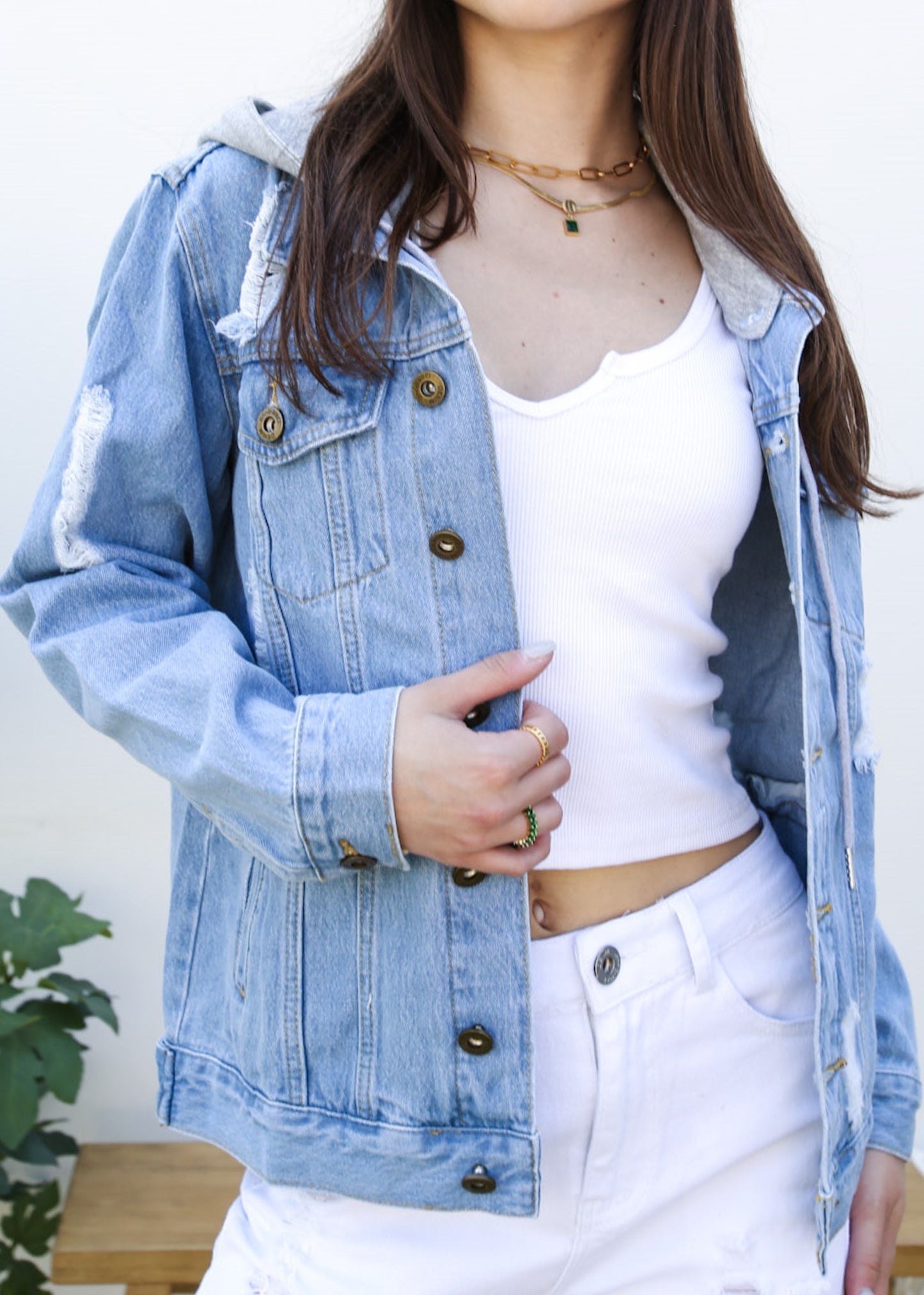 Chaqueta vaquera desgastada con capucha desmontable