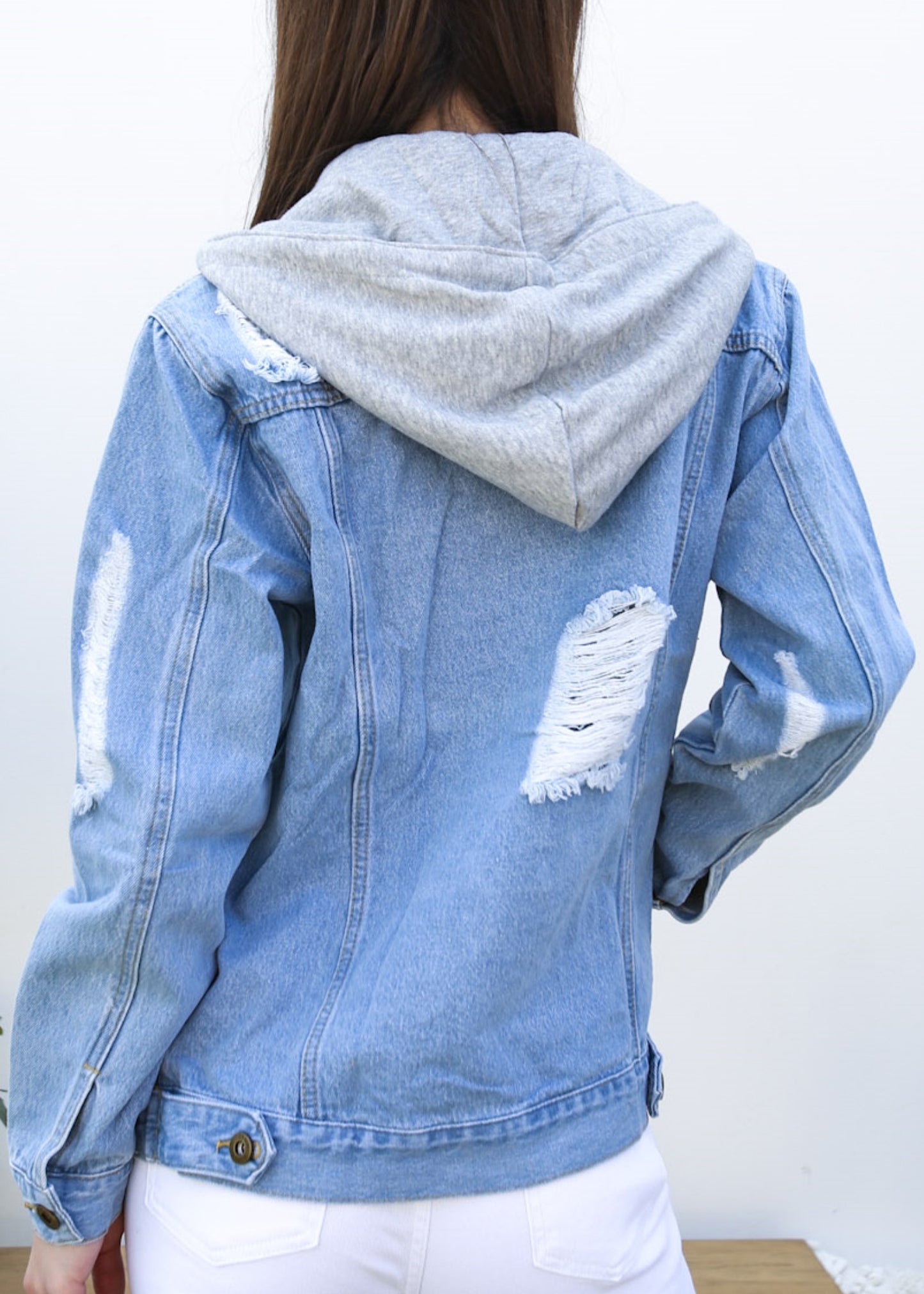 Chaqueta vaquera desgastada con capucha desmontable
