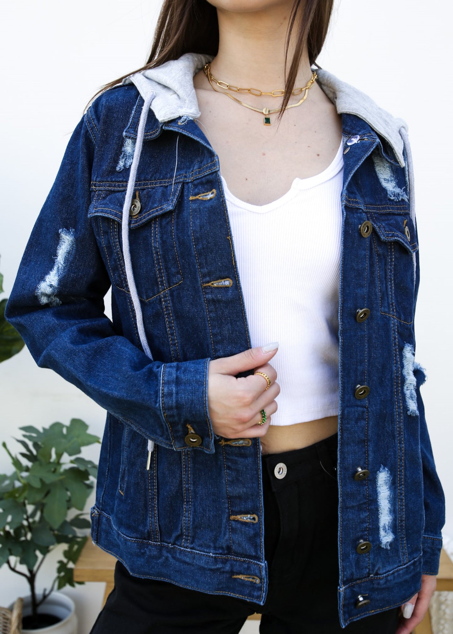 Chaqueta vaquera desgastada con capucha desmontable