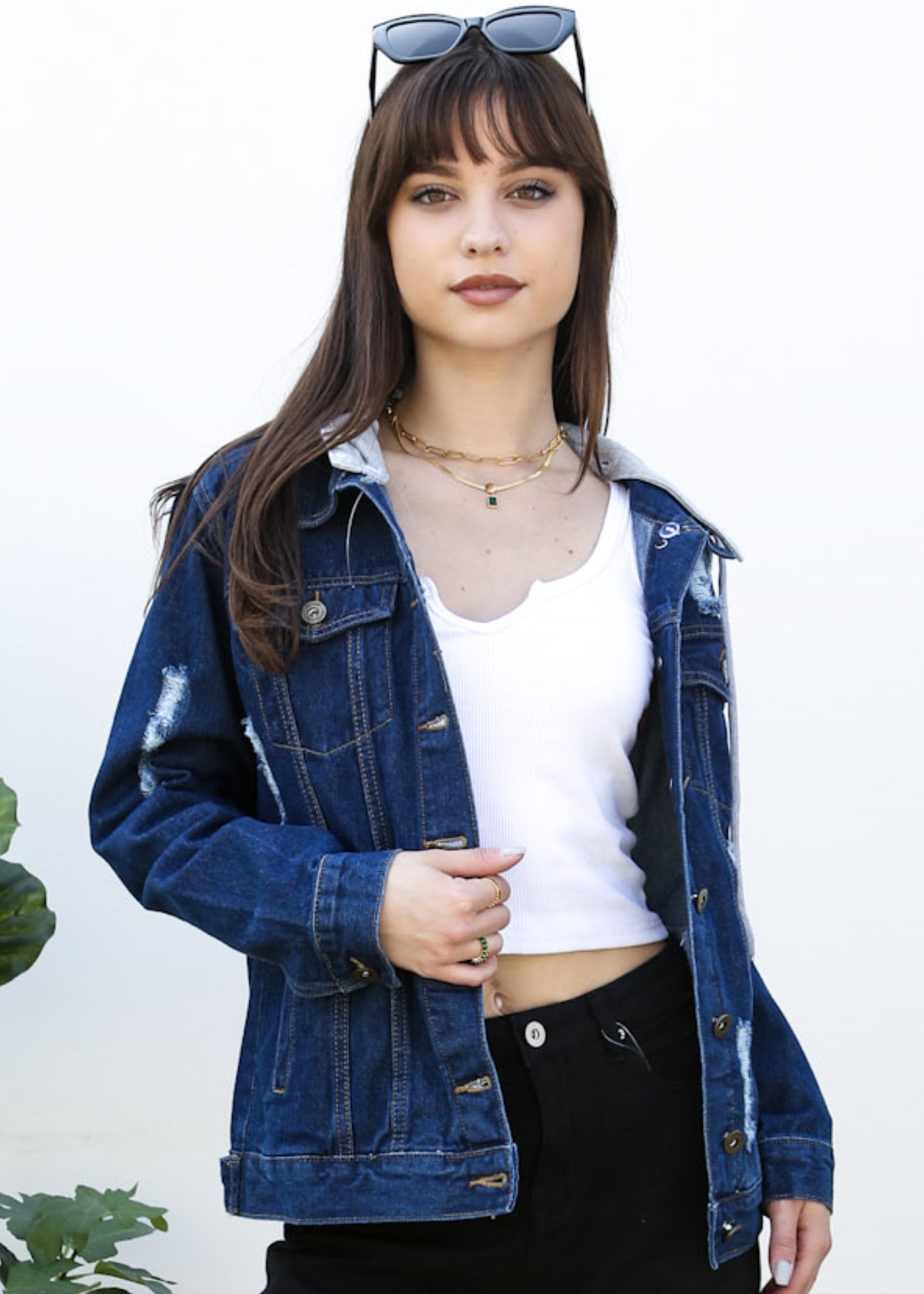 Chaqueta vaquera desgastada con capucha desmontable