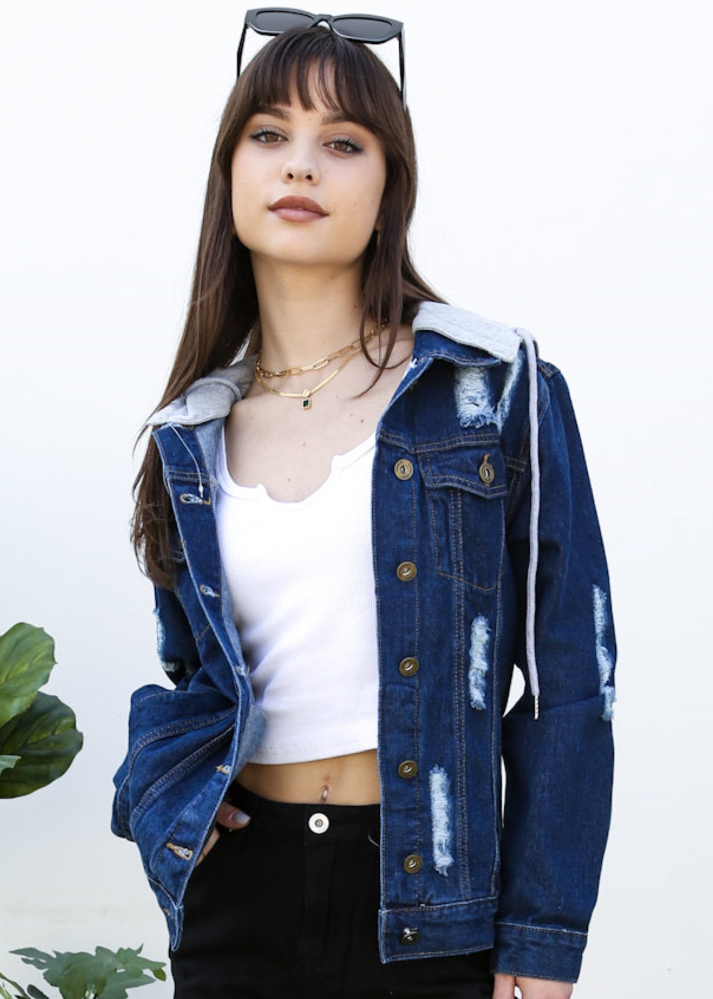 Chaqueta vaquera desgastada con capucha desmontable