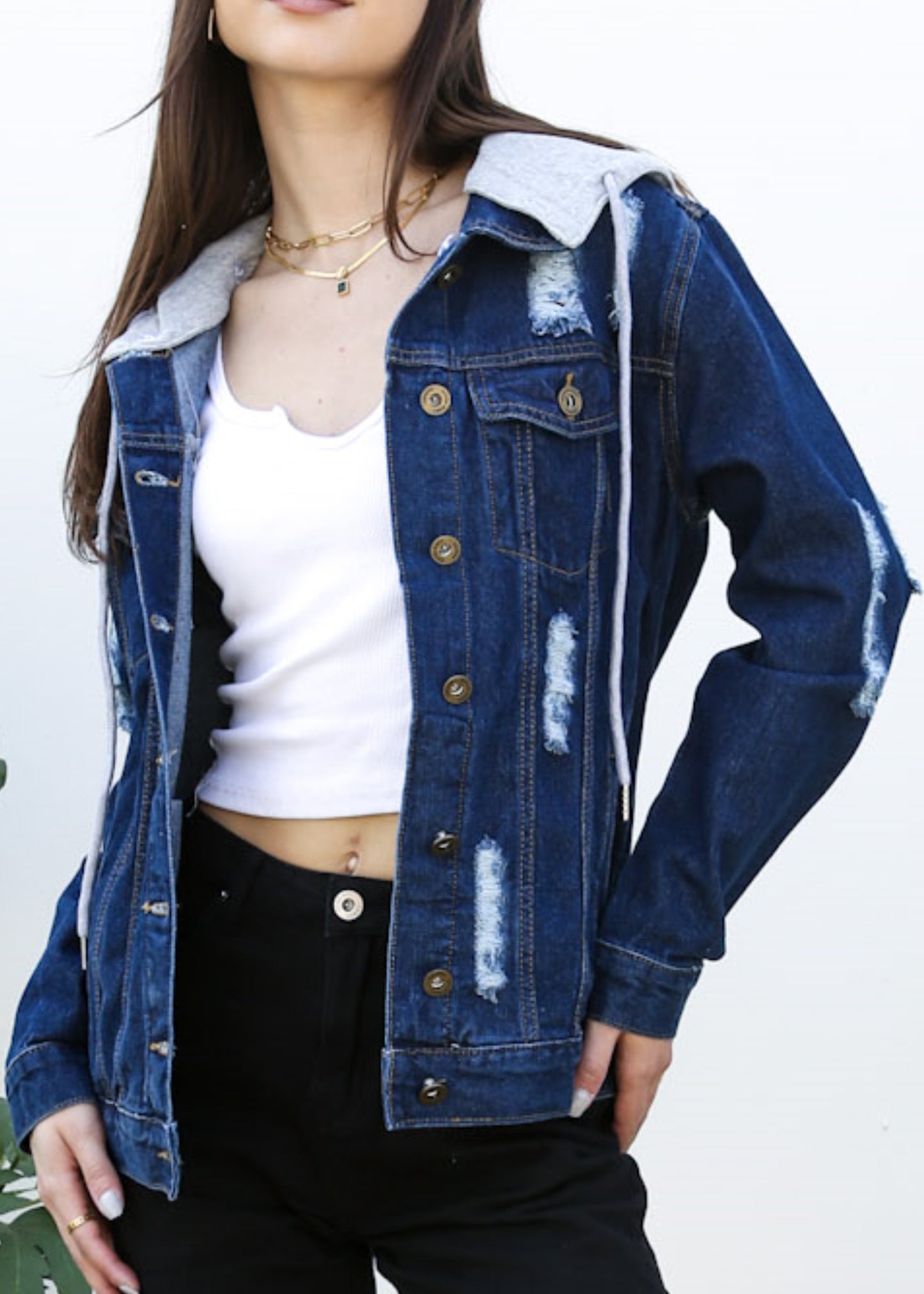Chaqueta vaquera desgastada con capucha desmontable