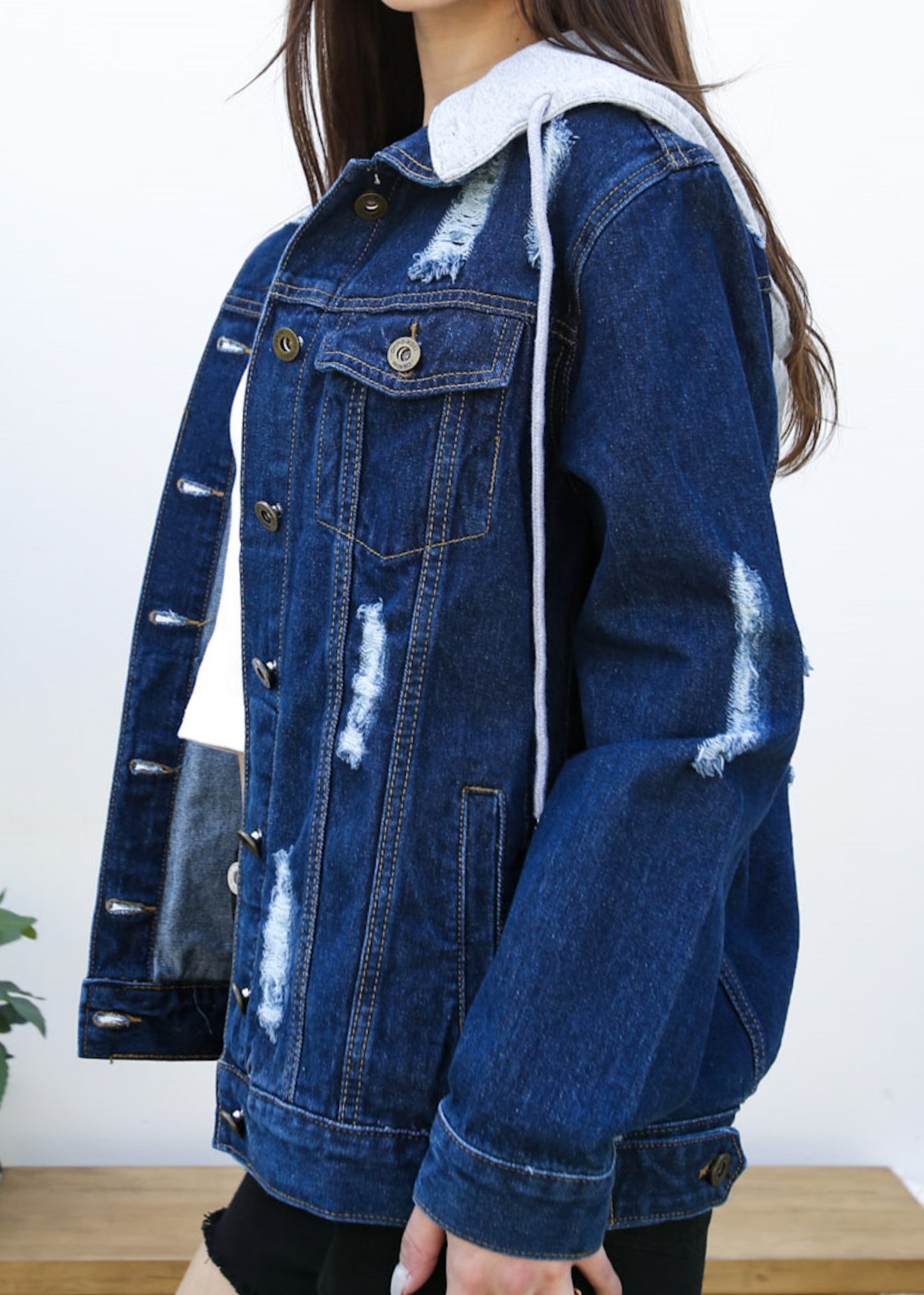 Chaqueta vaquera desgastada con capucha desmontable