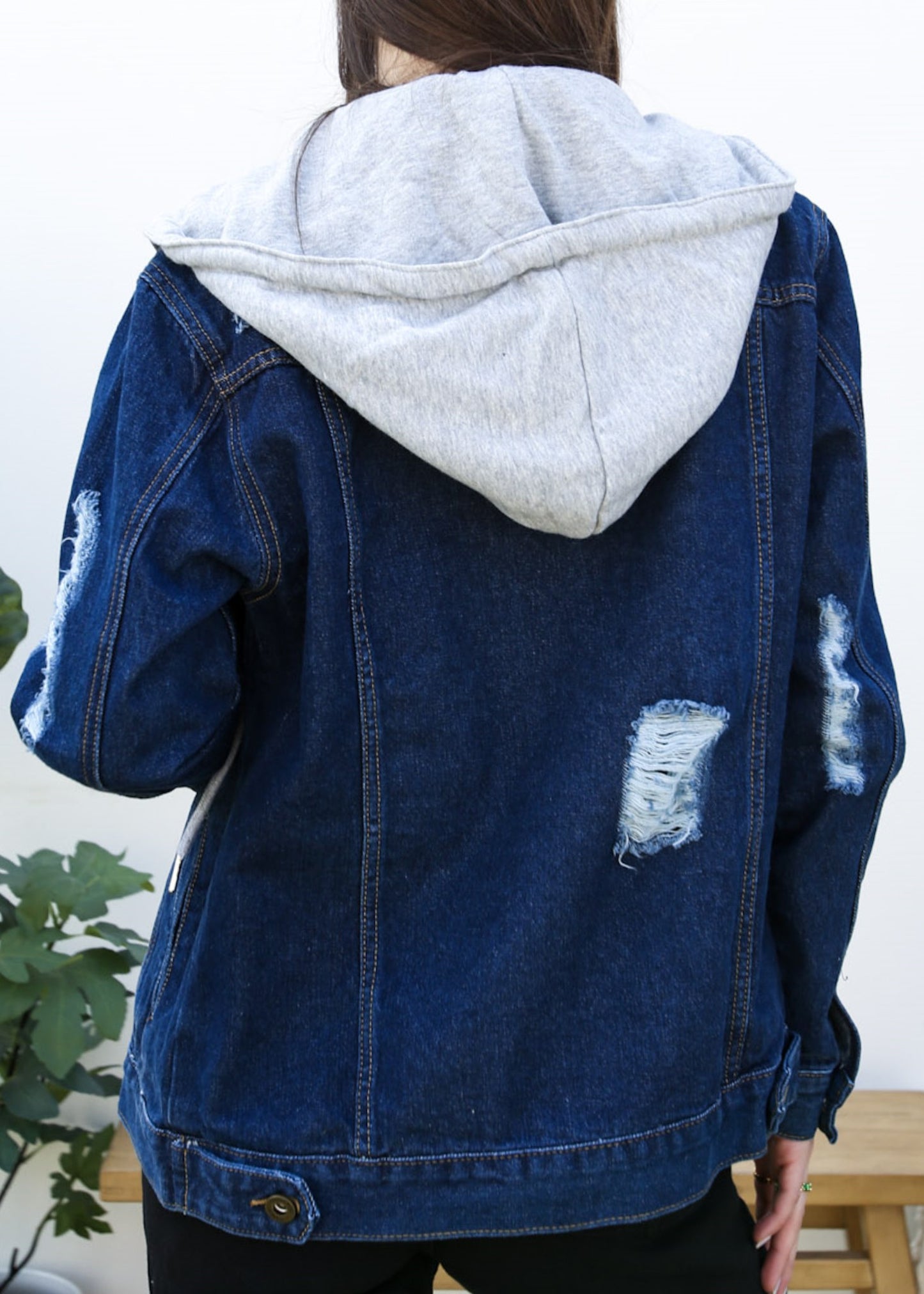 Chaqueta vaquera desgastada con capucha desmontable
