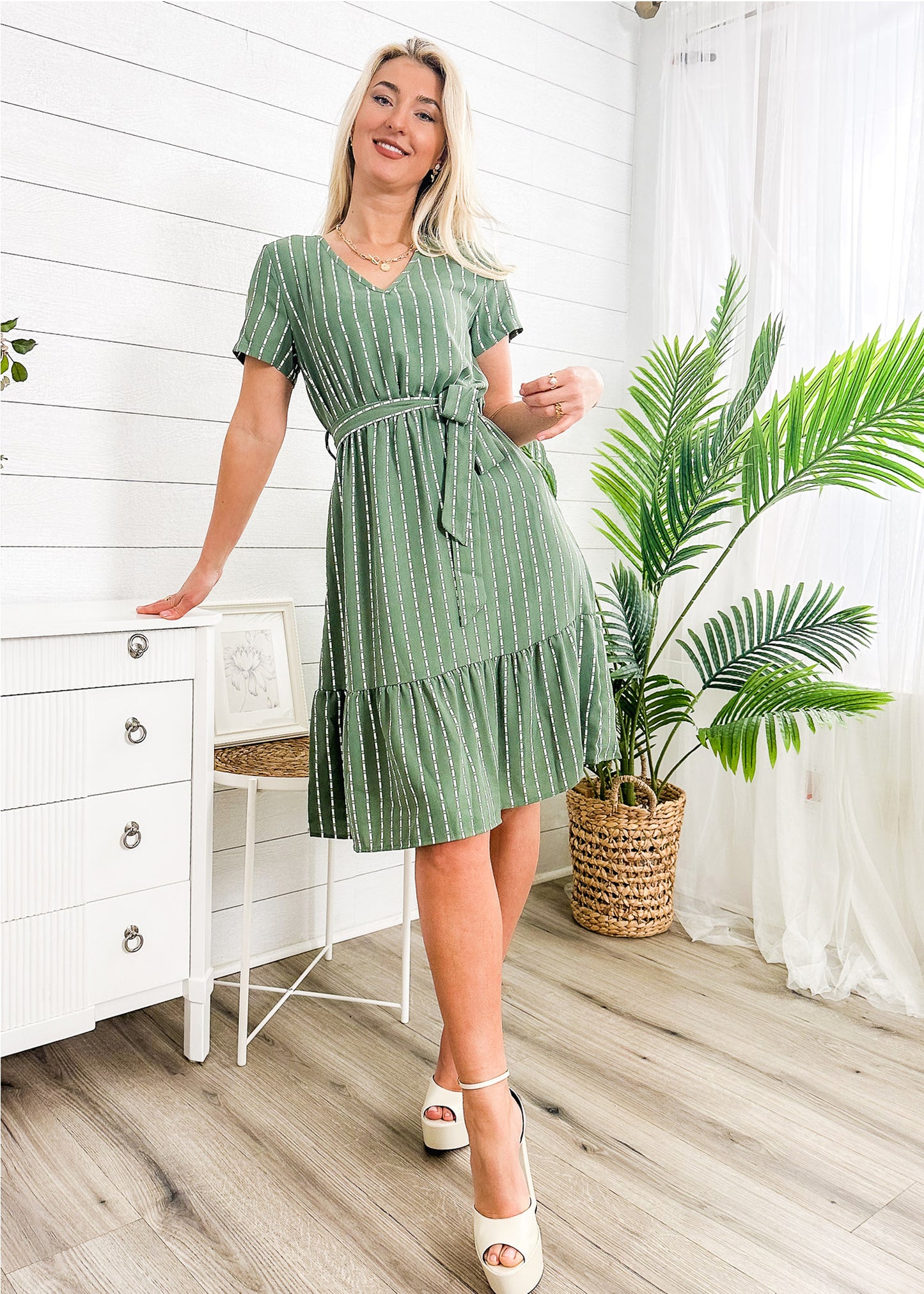 Vestido fluido con volantes y mangas cortas con rayas verticales y cinturón de Anna-Kac