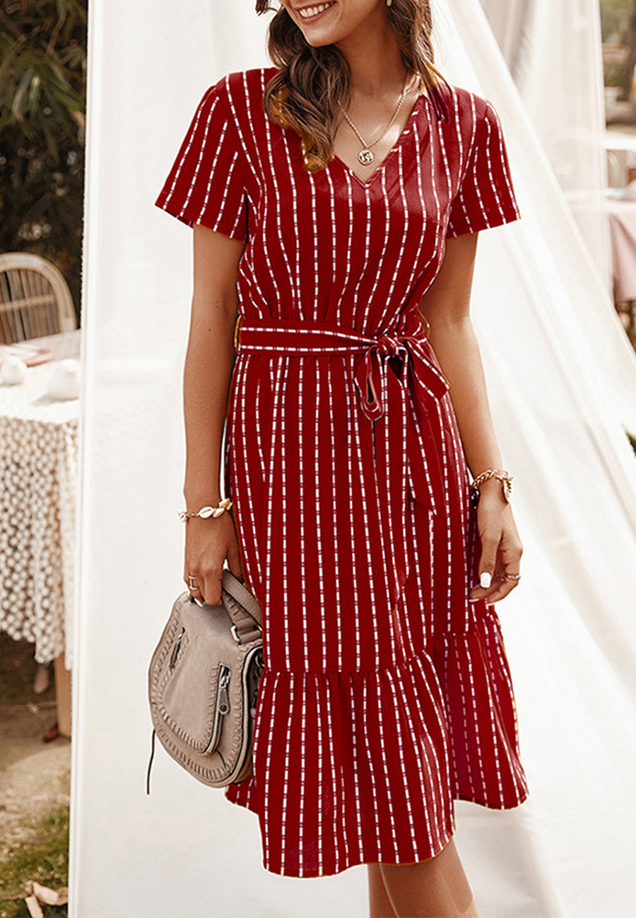 Vestido fluido con volantes y mangas cortas con rayas verticales y cinturón de Anna-Kac