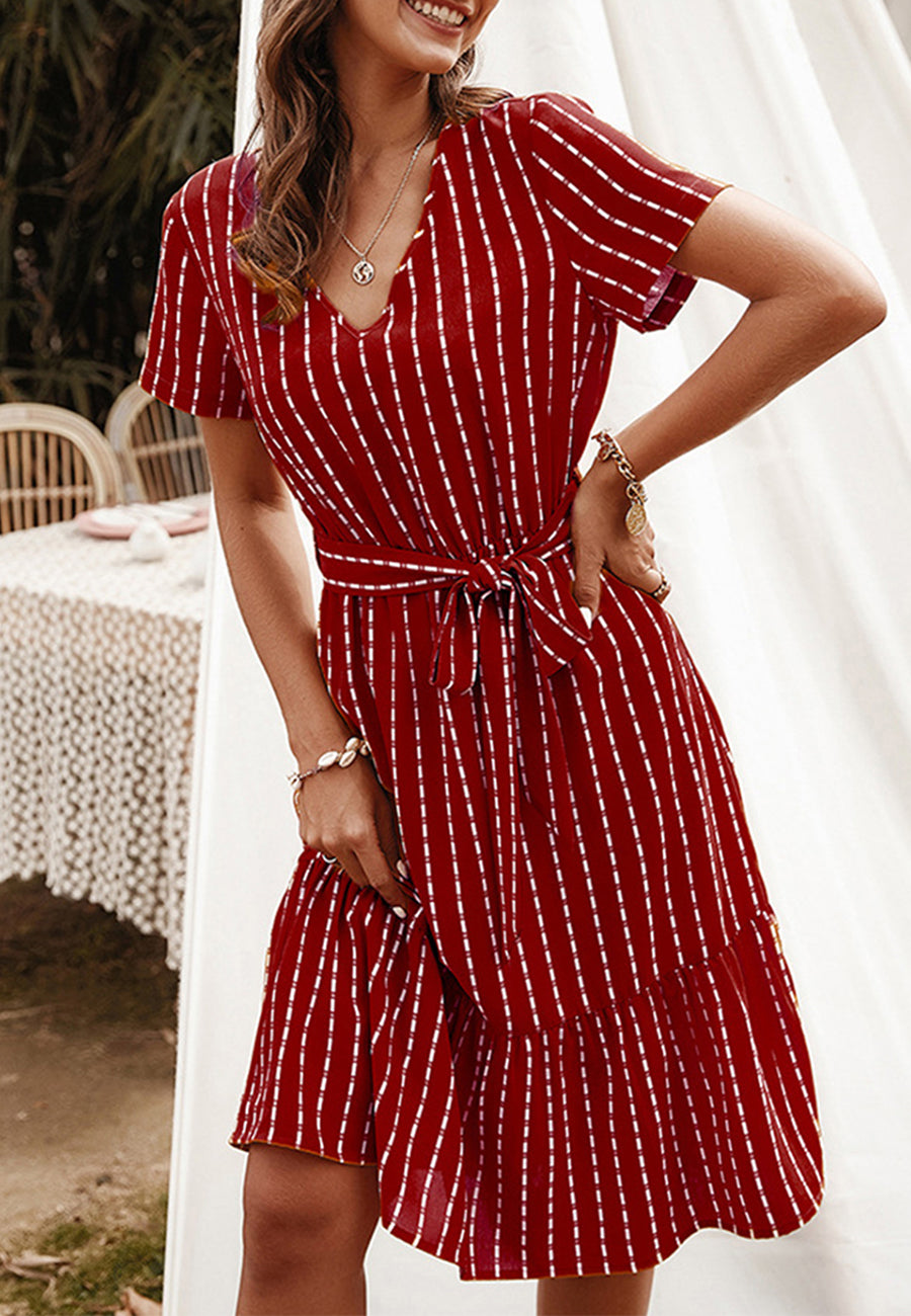 Vestido fluido con volantes y mangas cortas con rayas verticales y cinturón de Anna-Kac