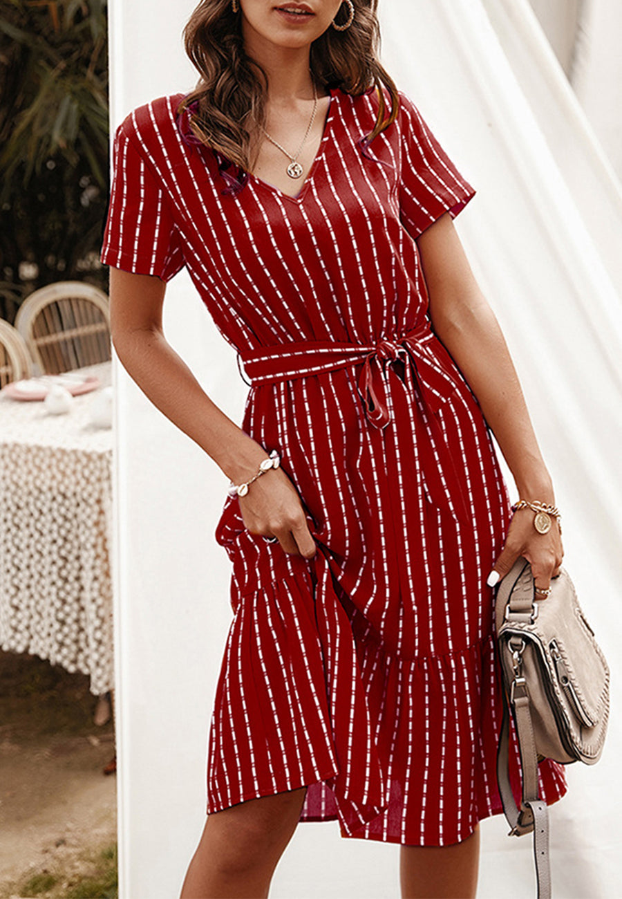 Vestido fluido con volantes y mangas cortas con rayas verticales y cinturón de Anna-Kac