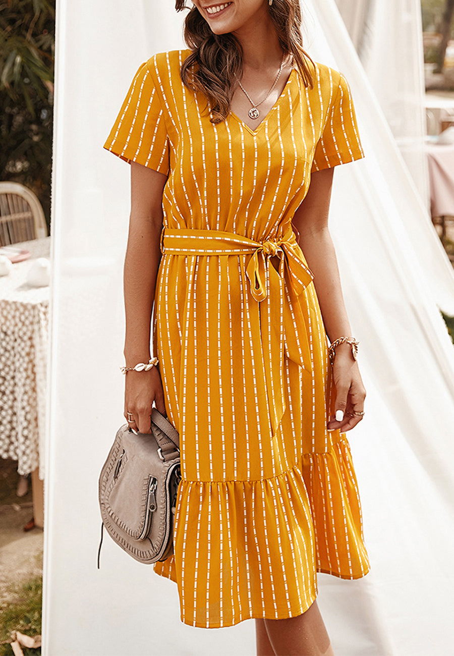 Vestido fluido con volantes y mangas cortas con rayas verticales y cinturón de Anna-Kac