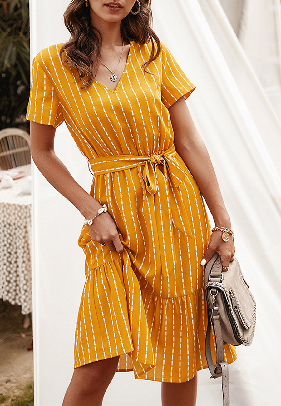 Vestido fluido con volantes y mangas cortas con rayas verticales y cinturón de Anna-Kac