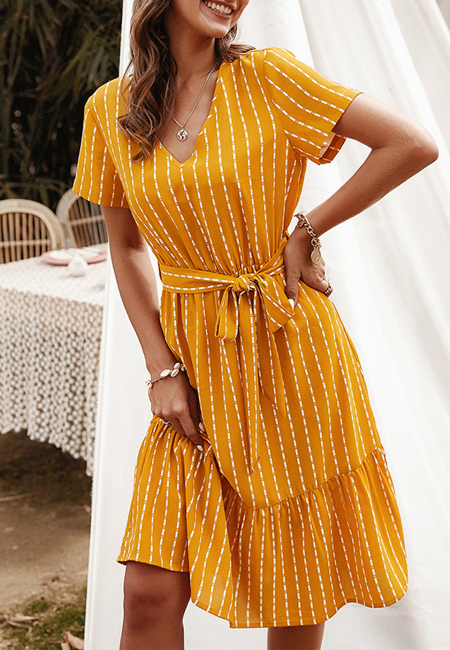 Vestido fluido con volantes y mangas cortas con rayas verticales y cinturón de Anna-Kac