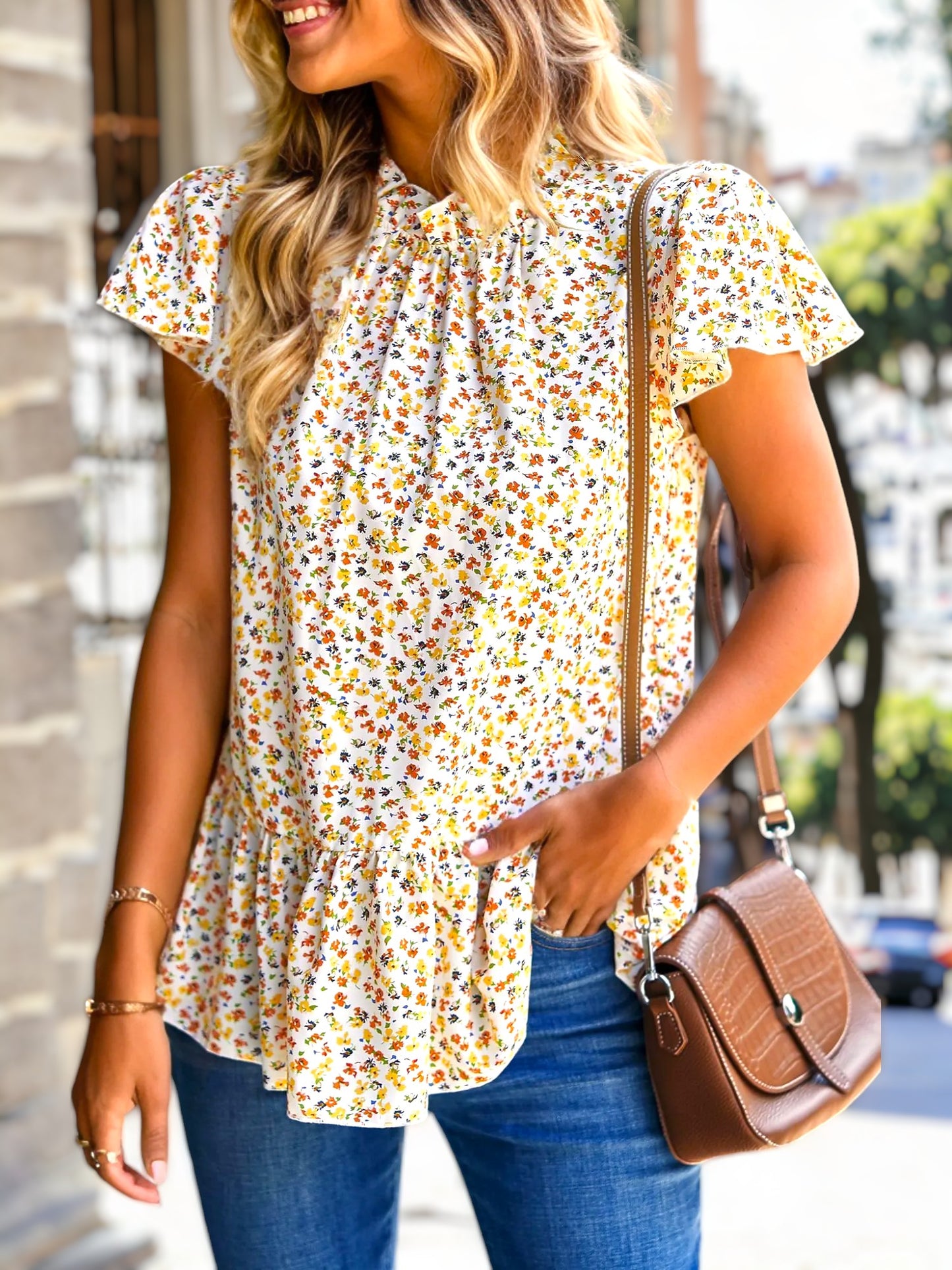 Blusa con volantes y flores en el cuello