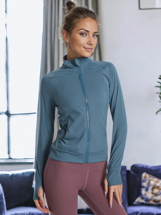 Chaqueta deportiva ajustada con cremallera frontal y mangas largas con protección solar