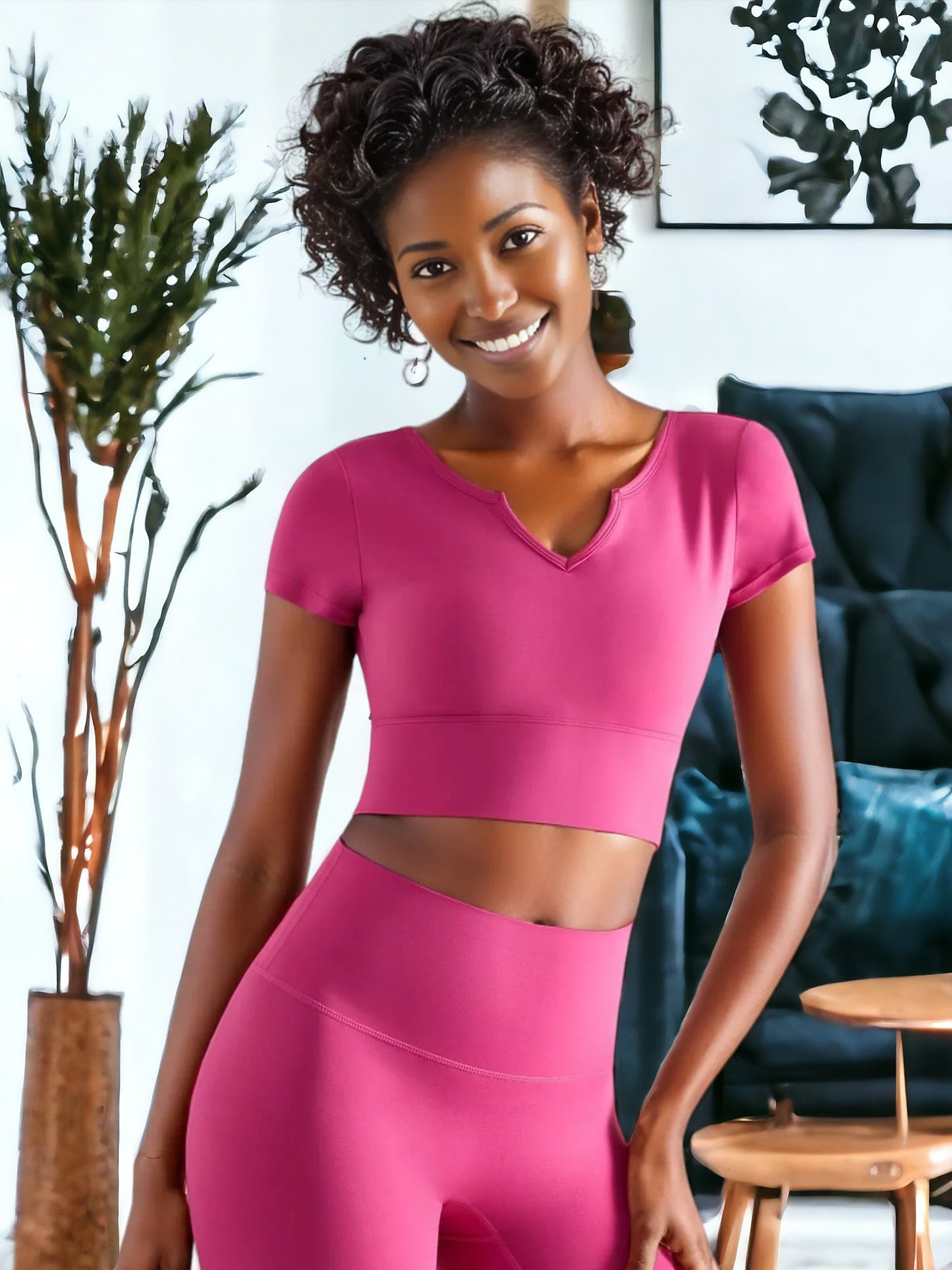 Camiseta deportiva sexy de manga corta con cuello en V y almohadillas para el pecho