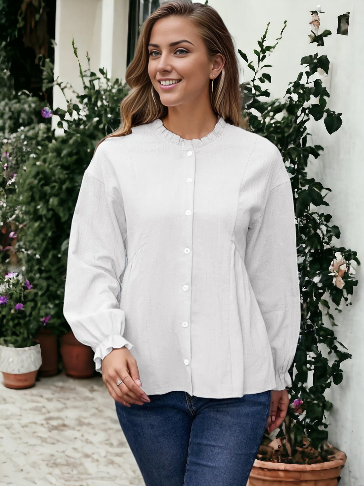 Blusa con pinzas y cuello con volantes