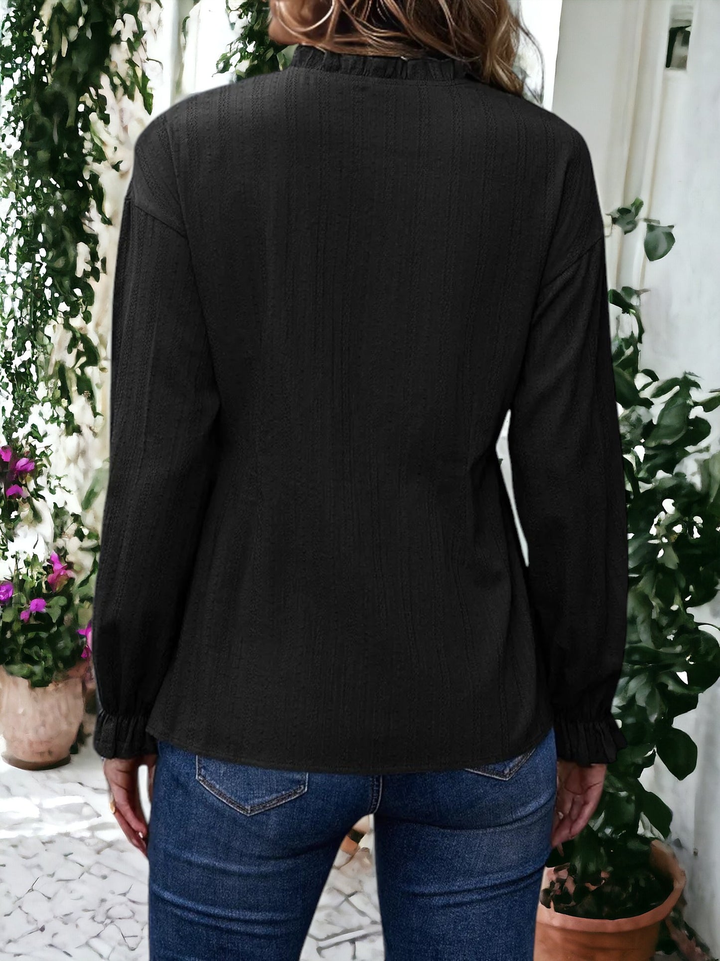 Blusa con pinzas y cuello con volantes