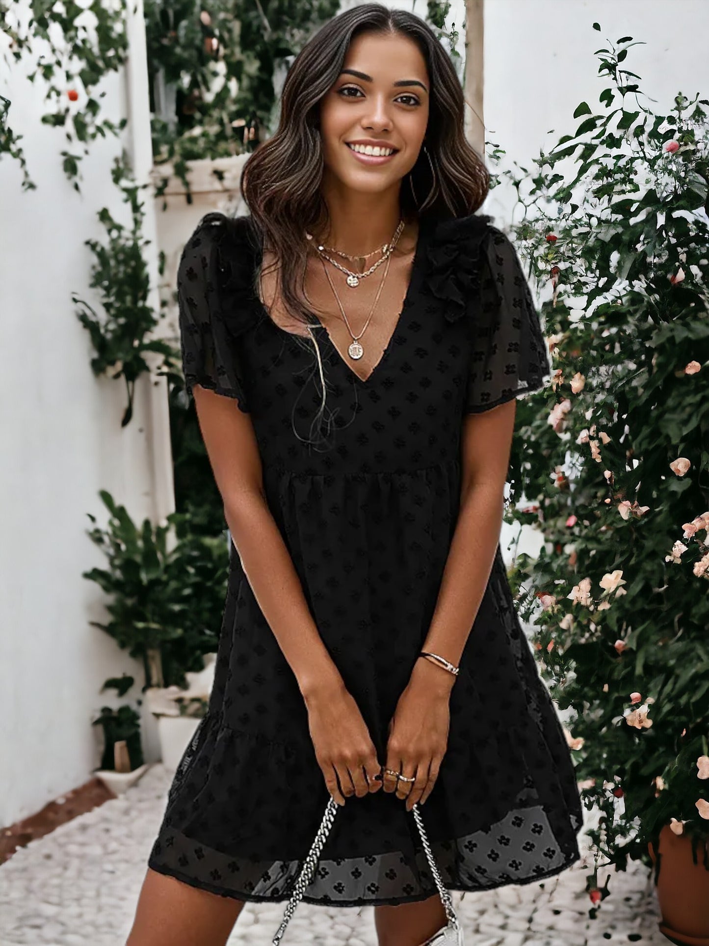 Vestido floral texturizado con hombros con volantes