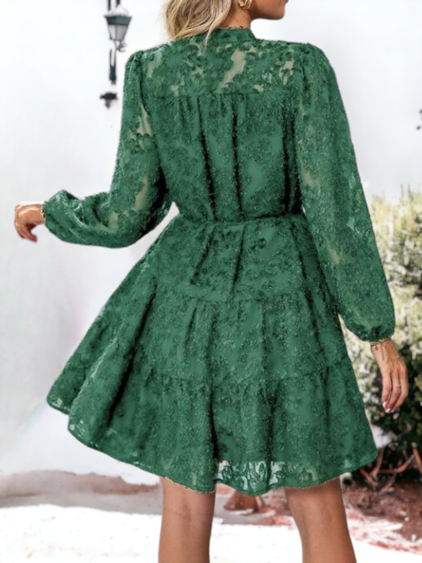 Vestido corto con volantes, cintura anudada, mangas largas y detalles de encaje texturizado
