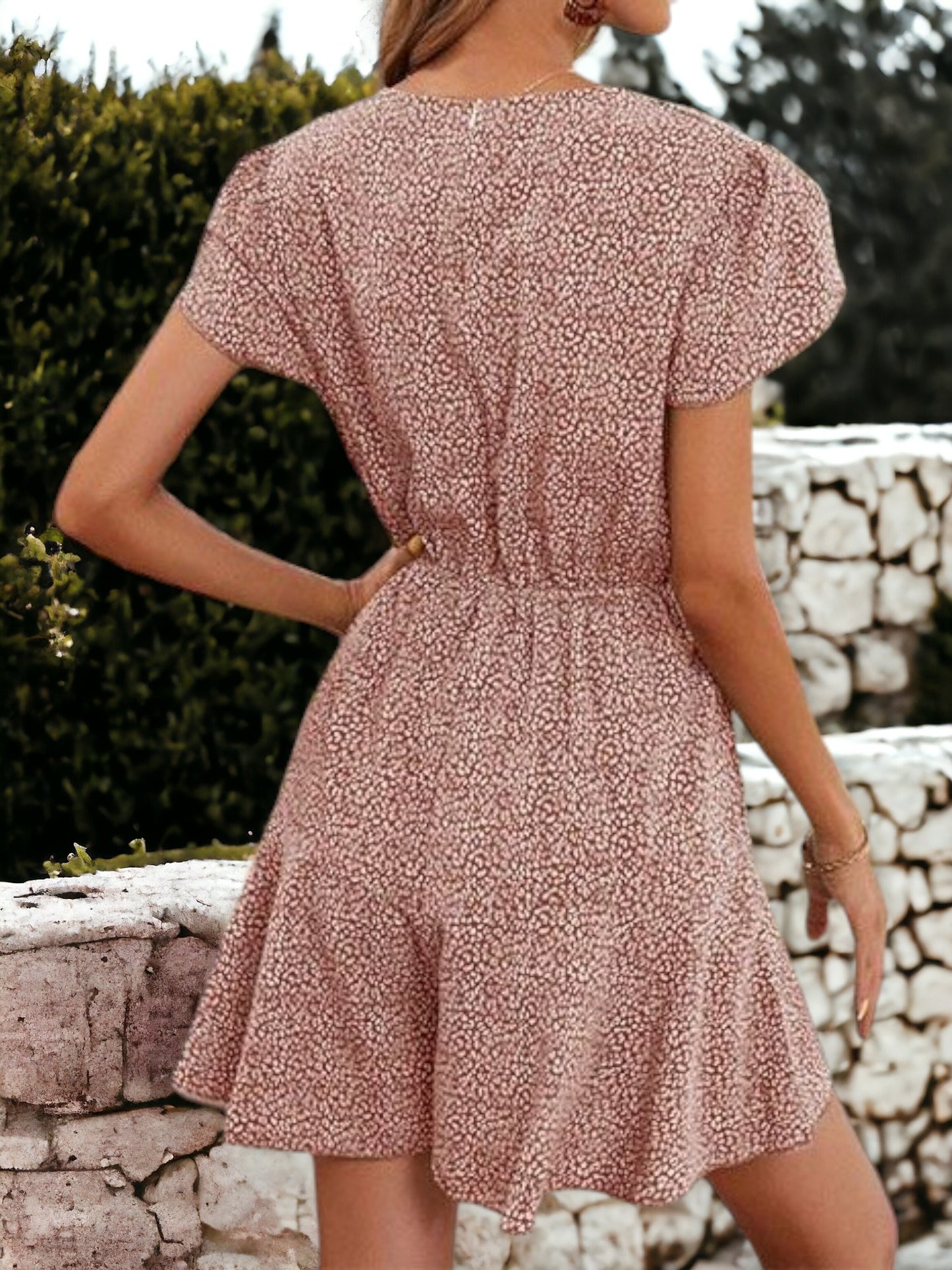 Mono de verano con cuello en V y mangas abullonadas estampado