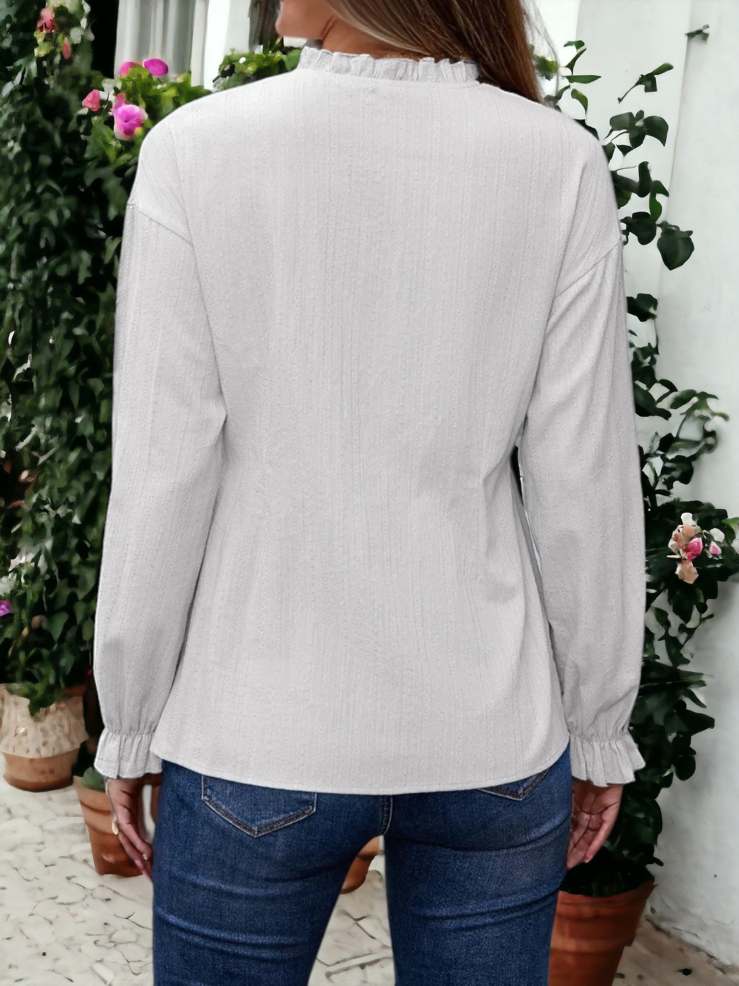 Blusa con pinzas y cuello con volantes