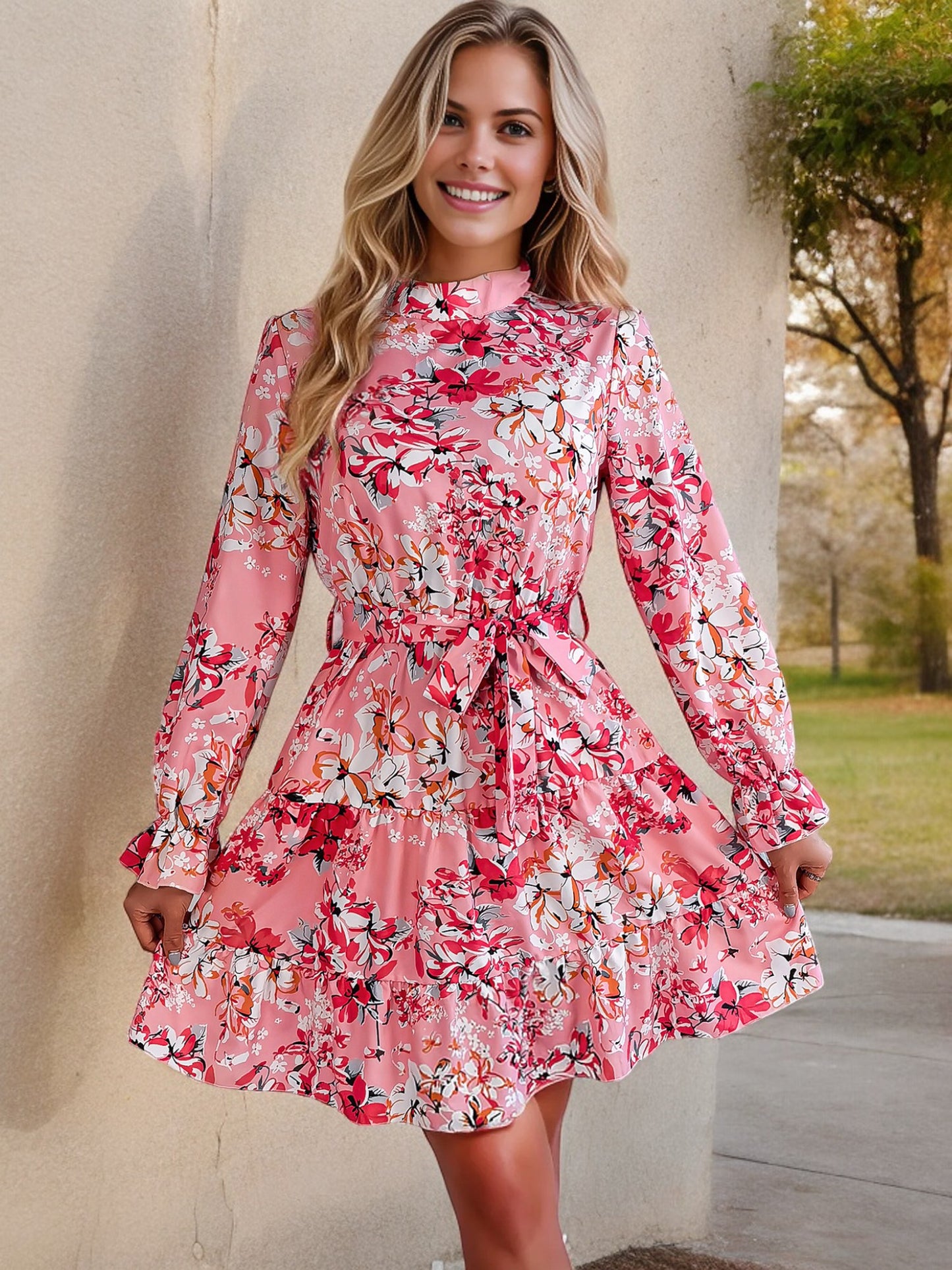 Vestido corto con estampado floral, manga larga, cinturón y dobladillo con volantes para mujer de Anna-Kaci