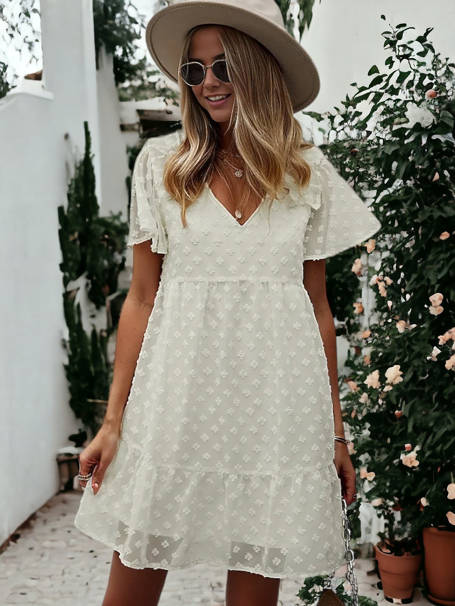 Vestido floral texturizado con hombros con volantes