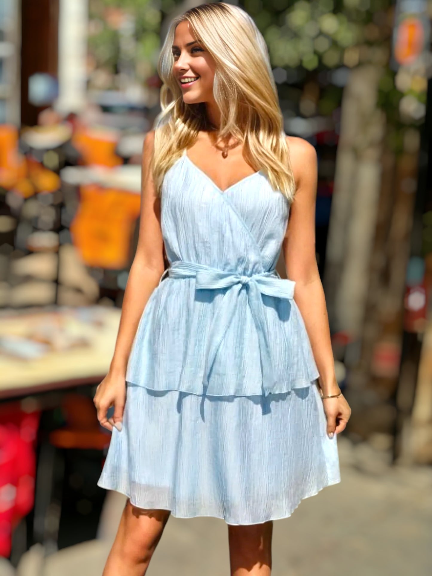 Vestido texturizado con capas y escote cruzado