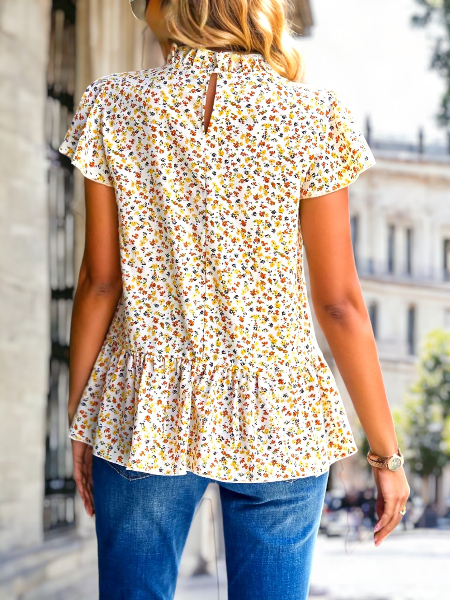 Blusa con volantes y flores en el cuello