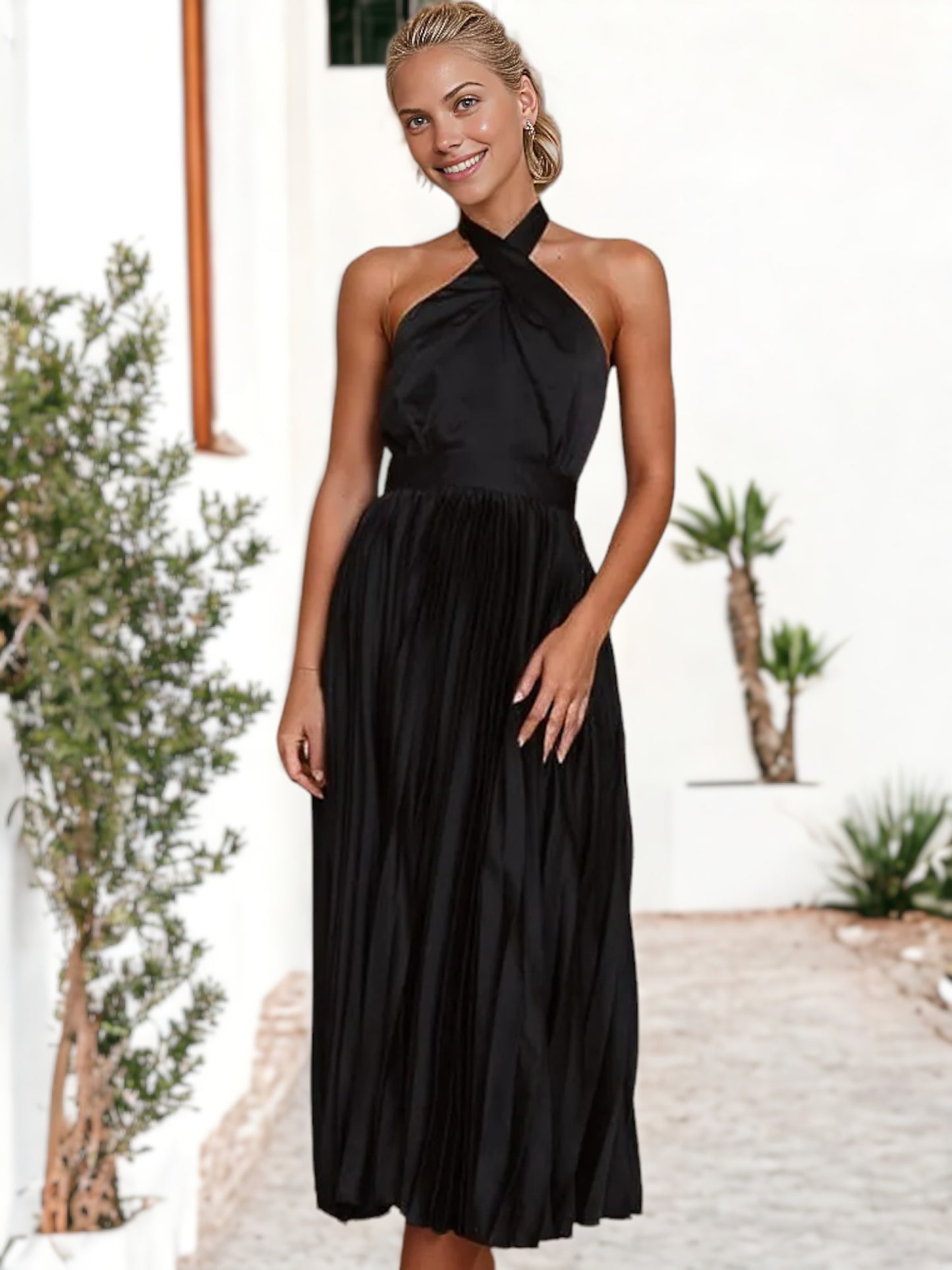 Vestido midi de satén con escote halter, espalda descubierta, plisado y acampanado