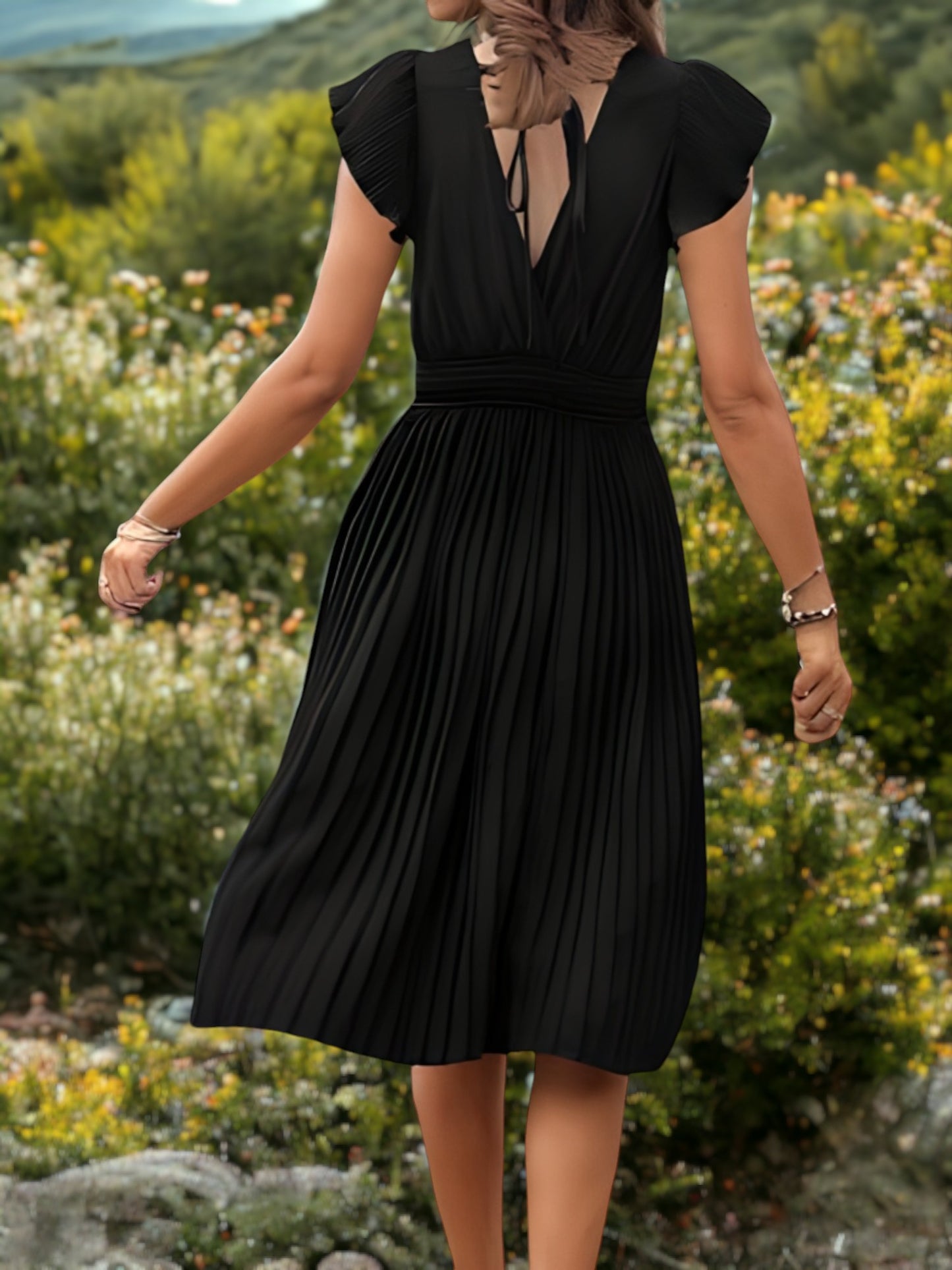 Vestido midi plisado con escote en V y cintura fruncida