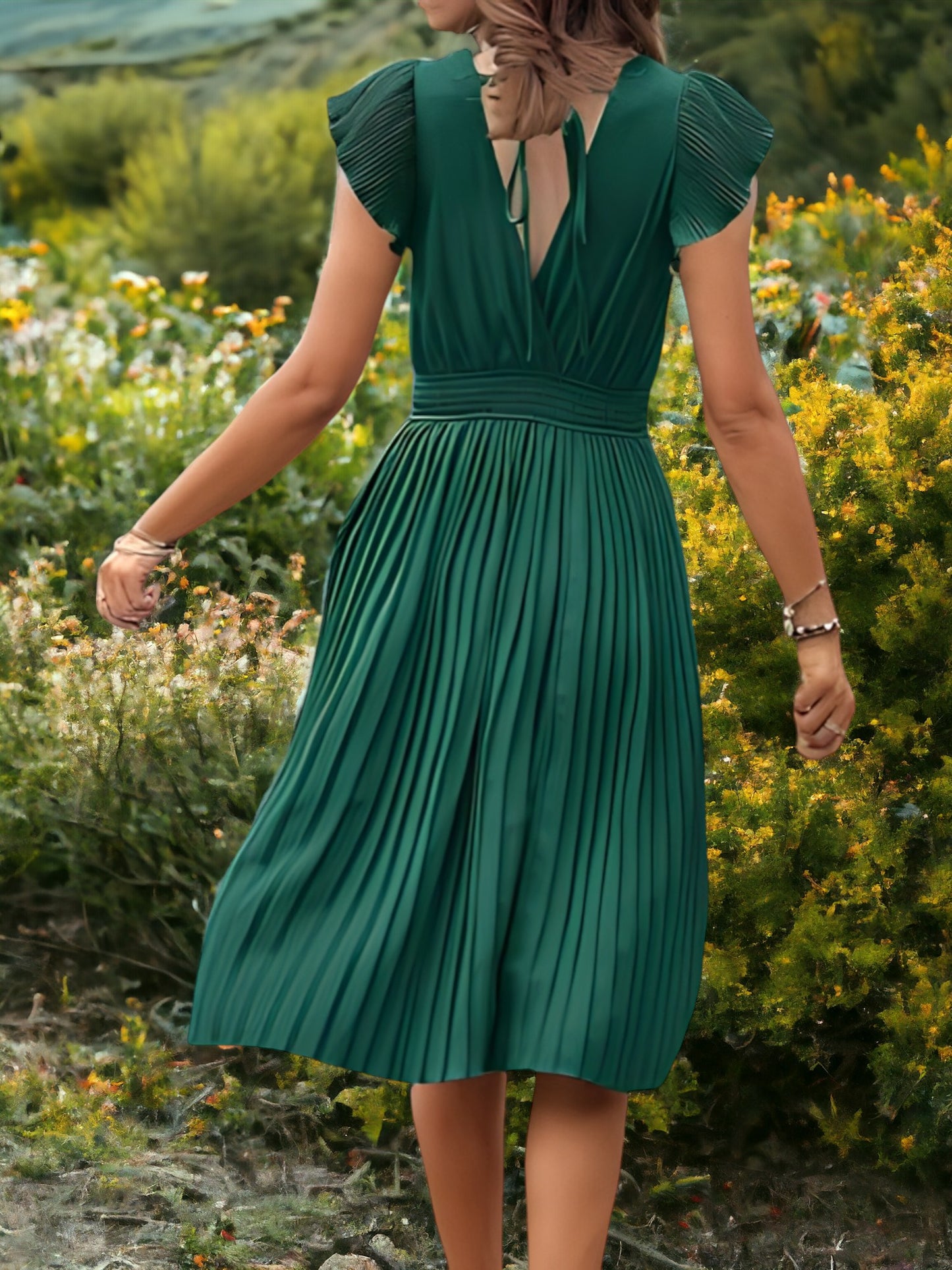 Vestido midi plisado con escote en V y cintura fruncida