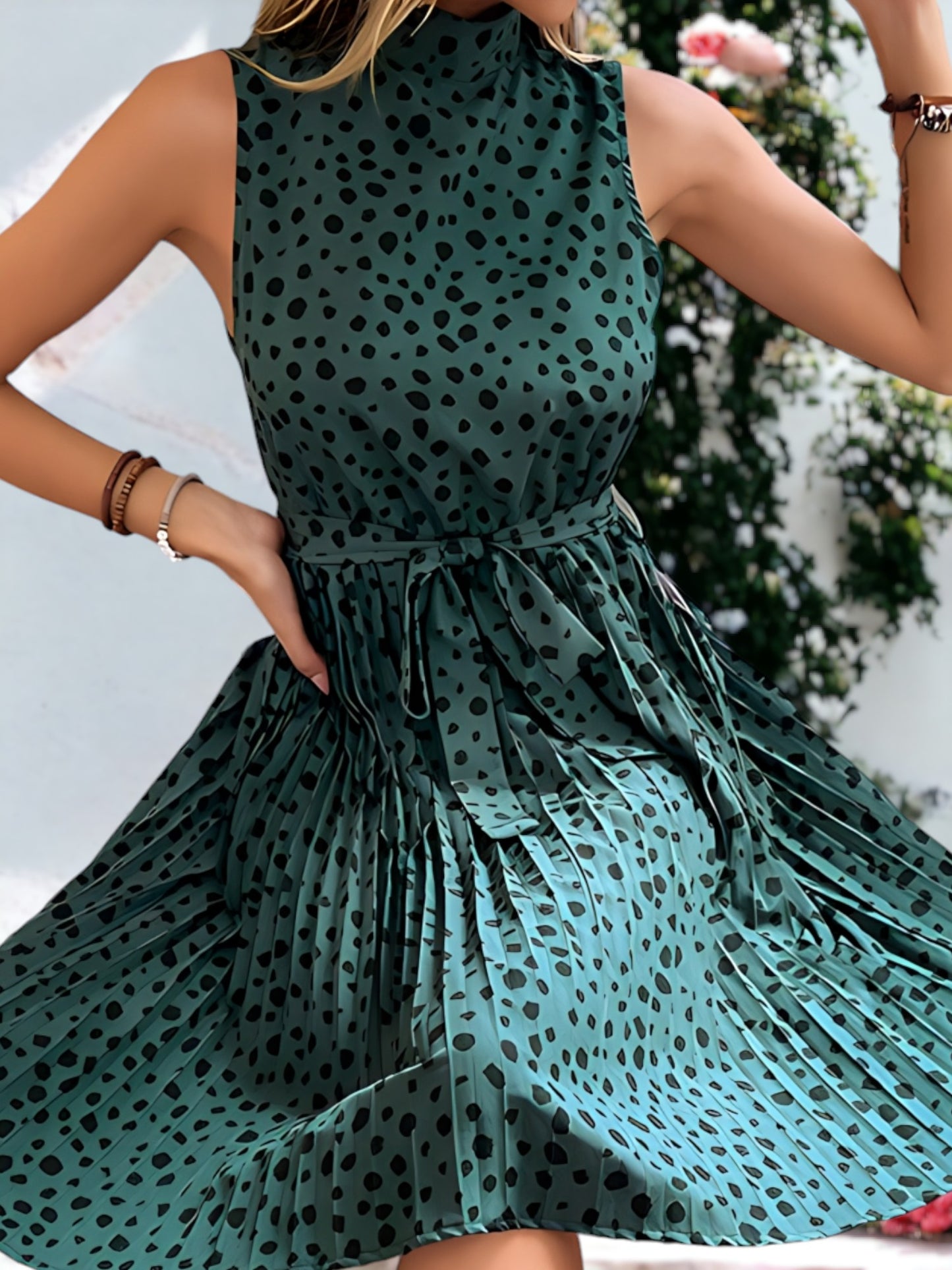 Vestido plisado con lazo en la cintura y estampado de guepardo