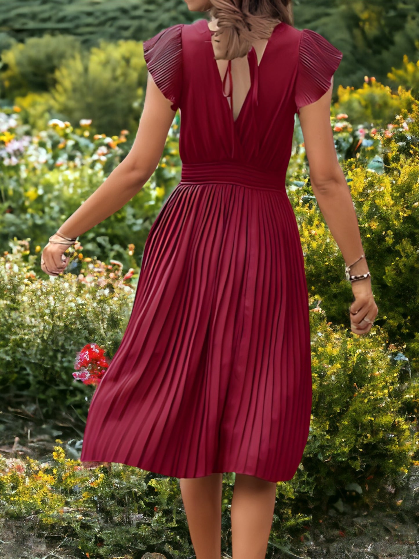 Vestido midi plisado con escote en V y cintura fruncida