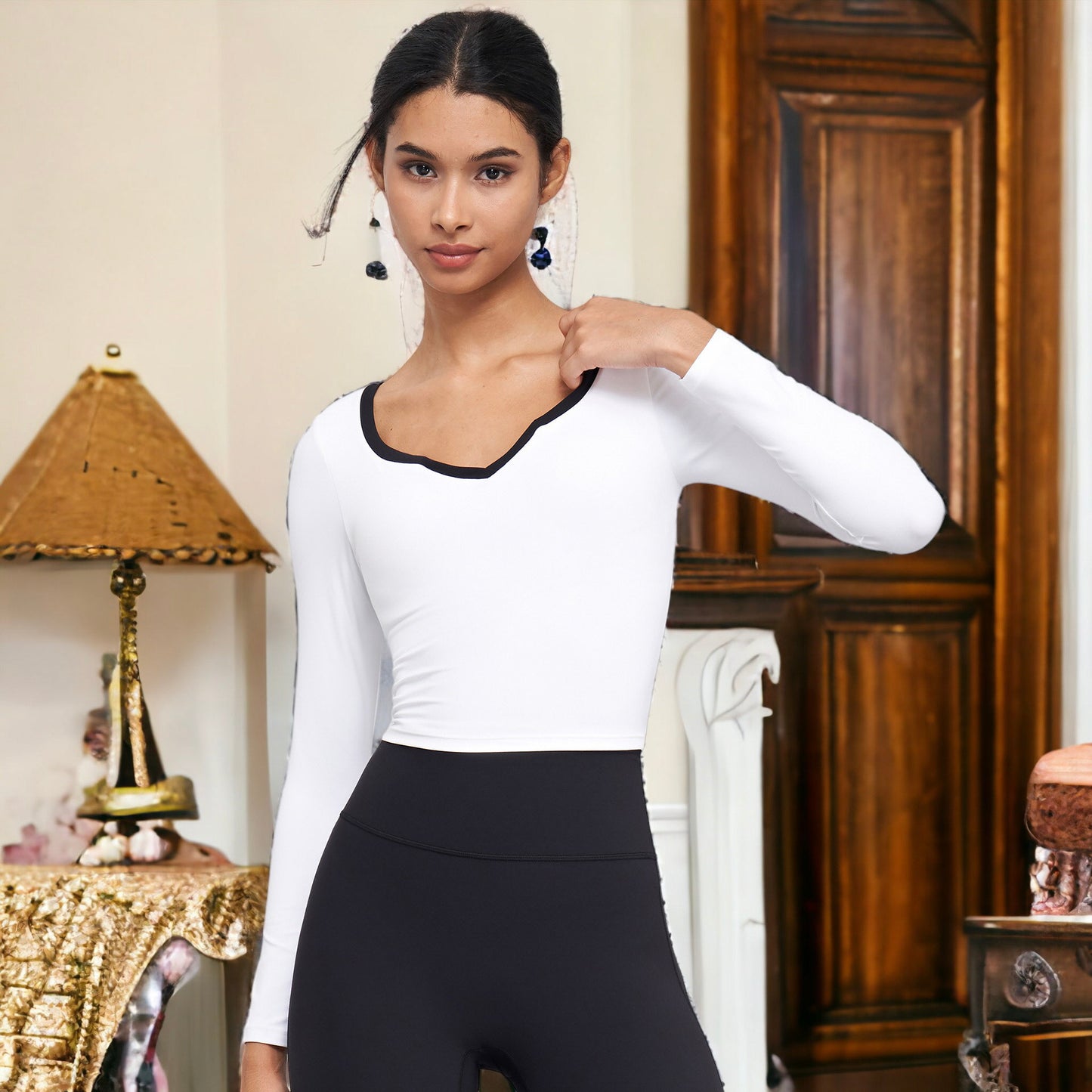 Blusa con escote en forma de corazón y ribete en contraste