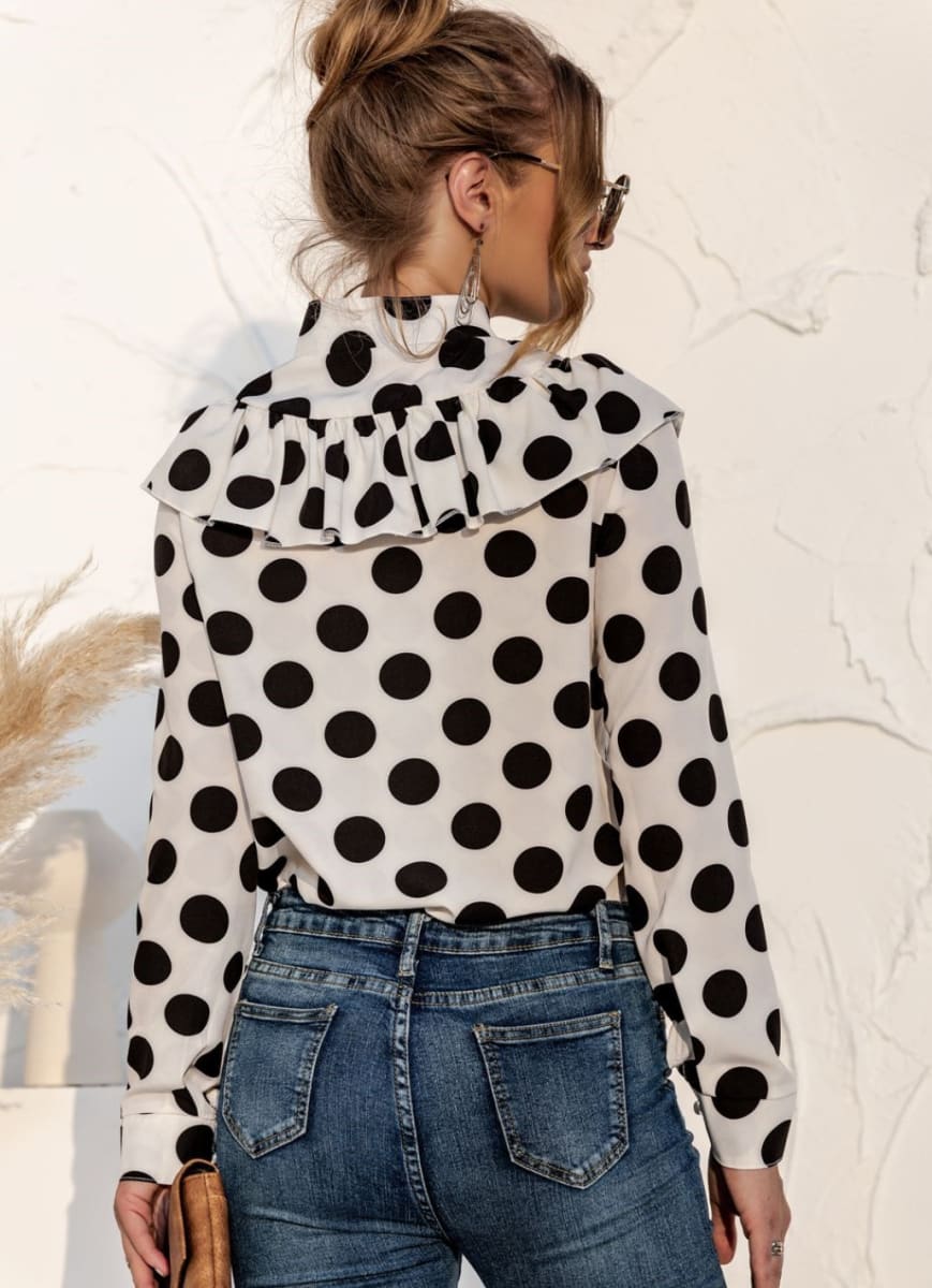 Blusa con botones y mangas largas con volantes