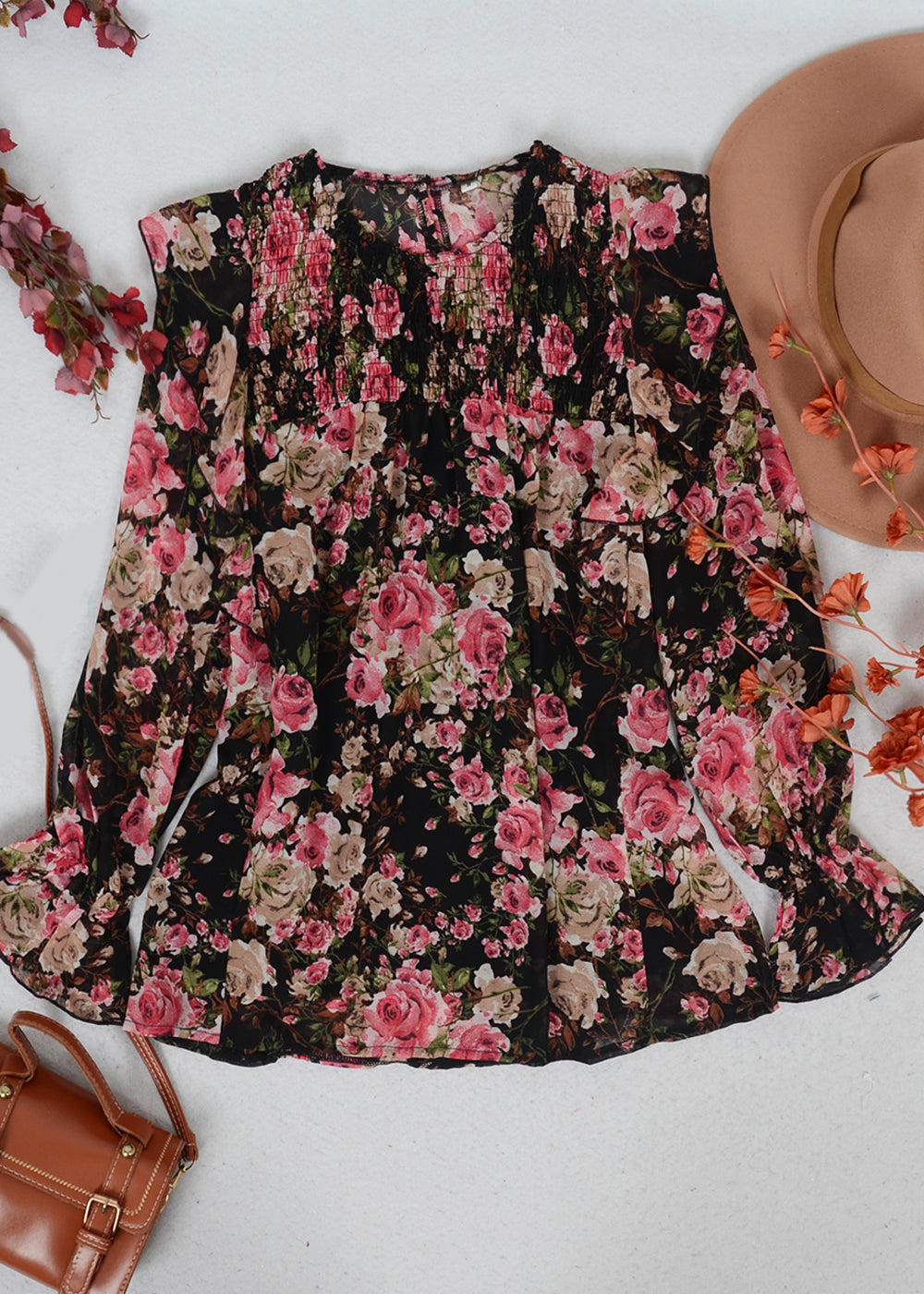 Blusa con detalle fruncido y volantes en los hombros