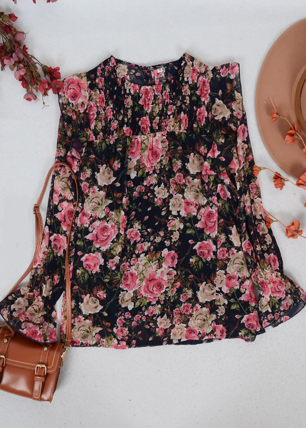 Blusa con detalle fruncido y volantes en los hombros