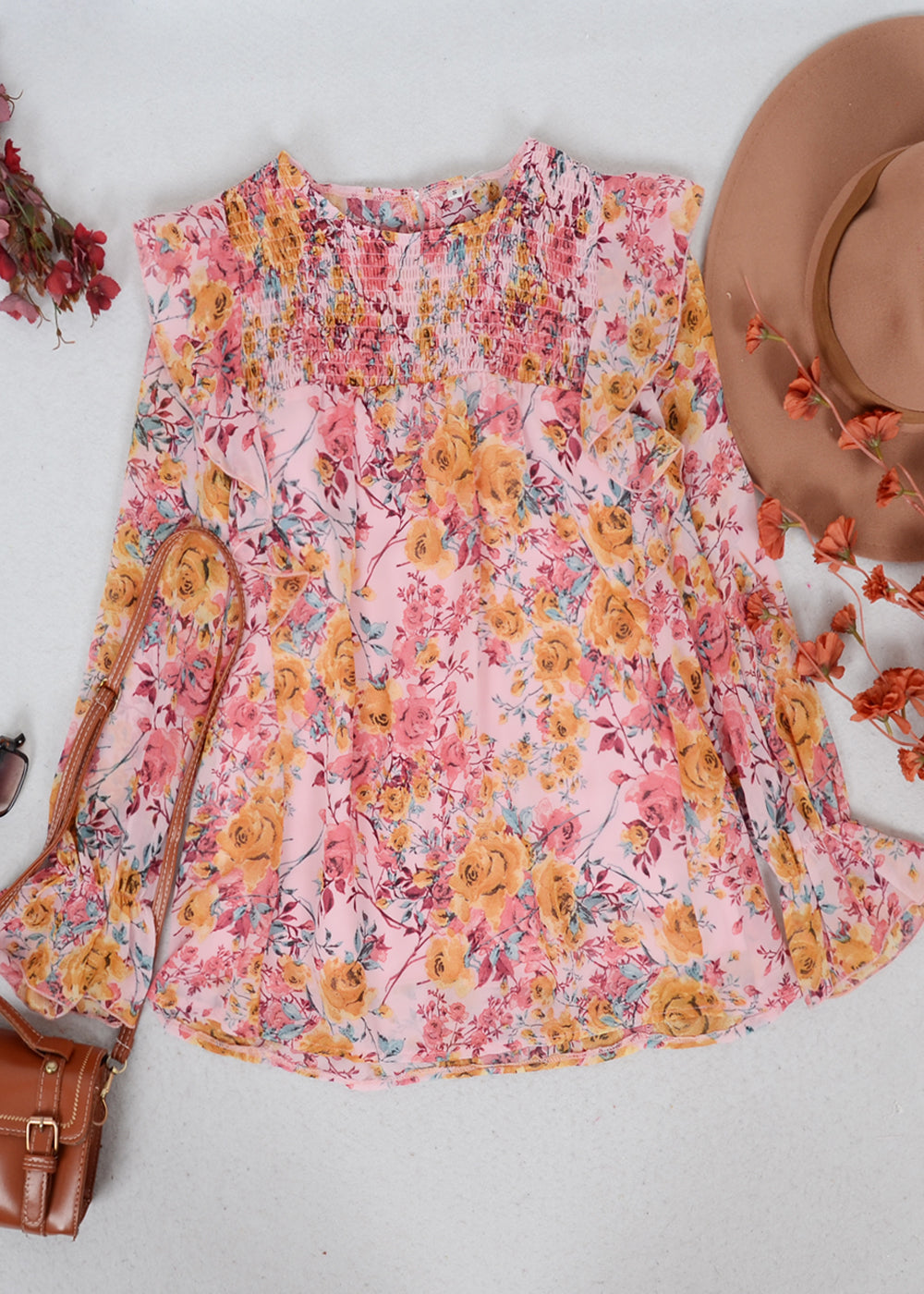 Blusa con detalle fruncido y volantes en los hombros