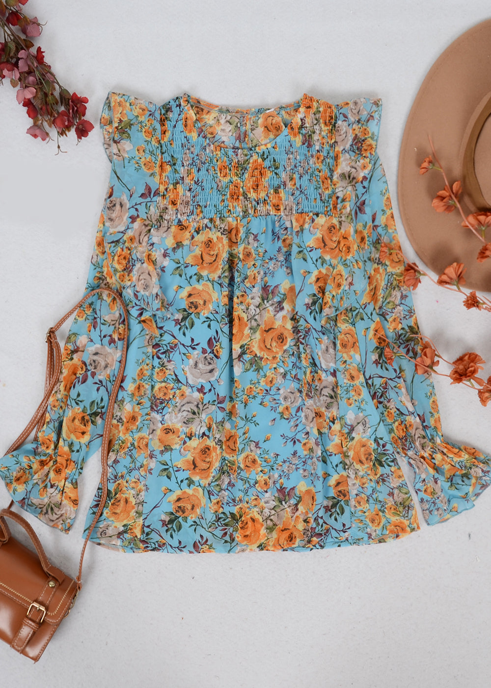 Blusa con detalle fruncido y volantes en los hombros