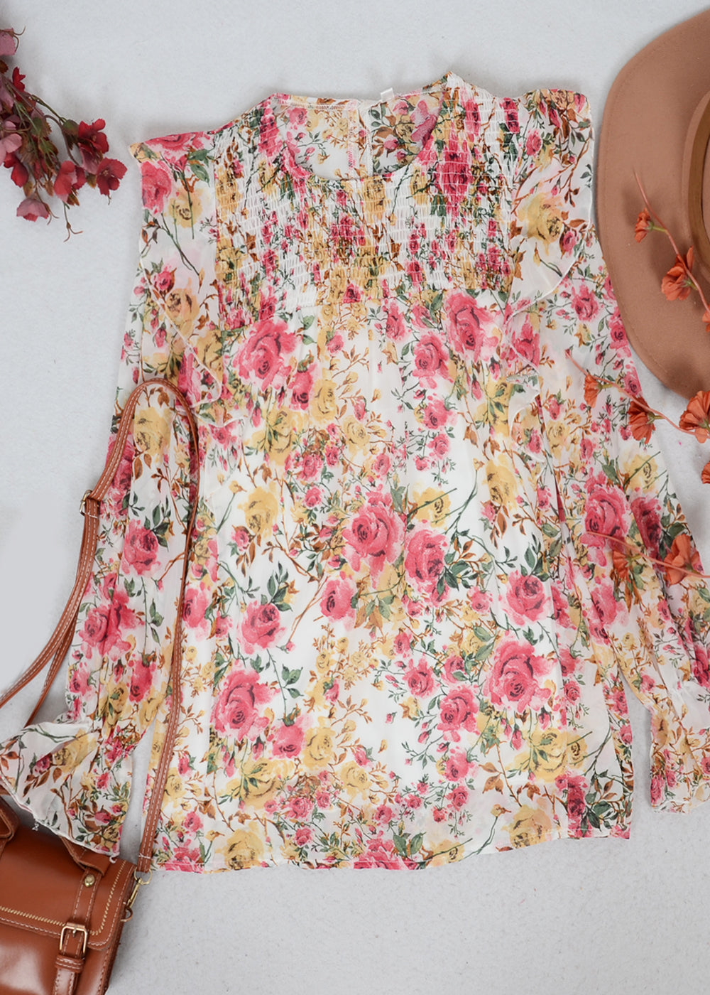 Blusa con detalle fruncido y volantes en los hombros