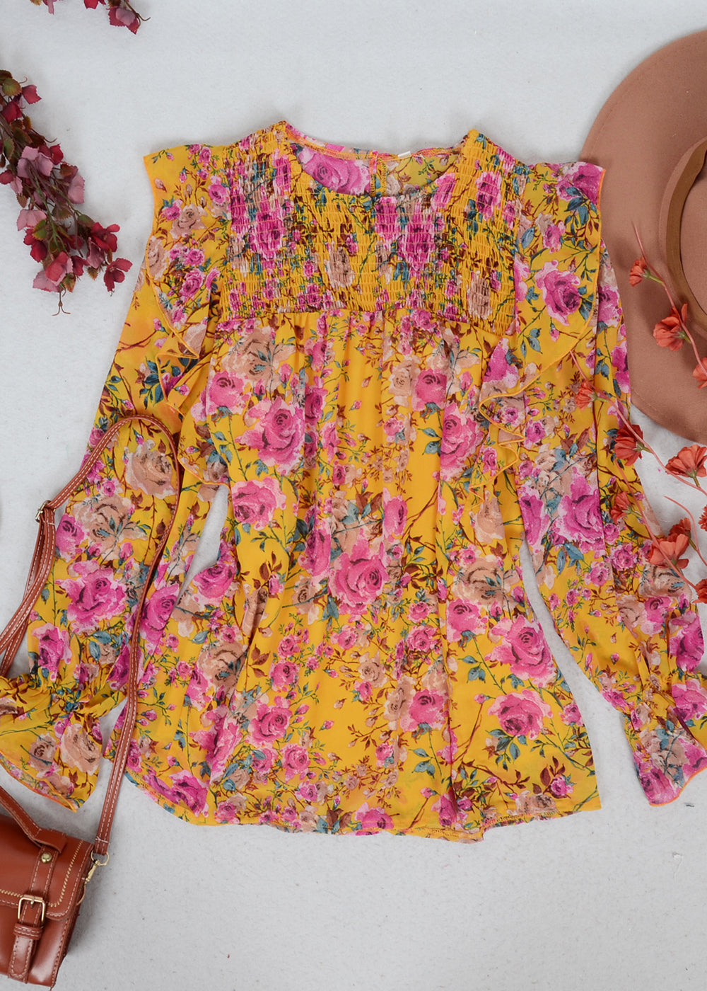 Blusa con detalle fruncido y volantes en los hombros