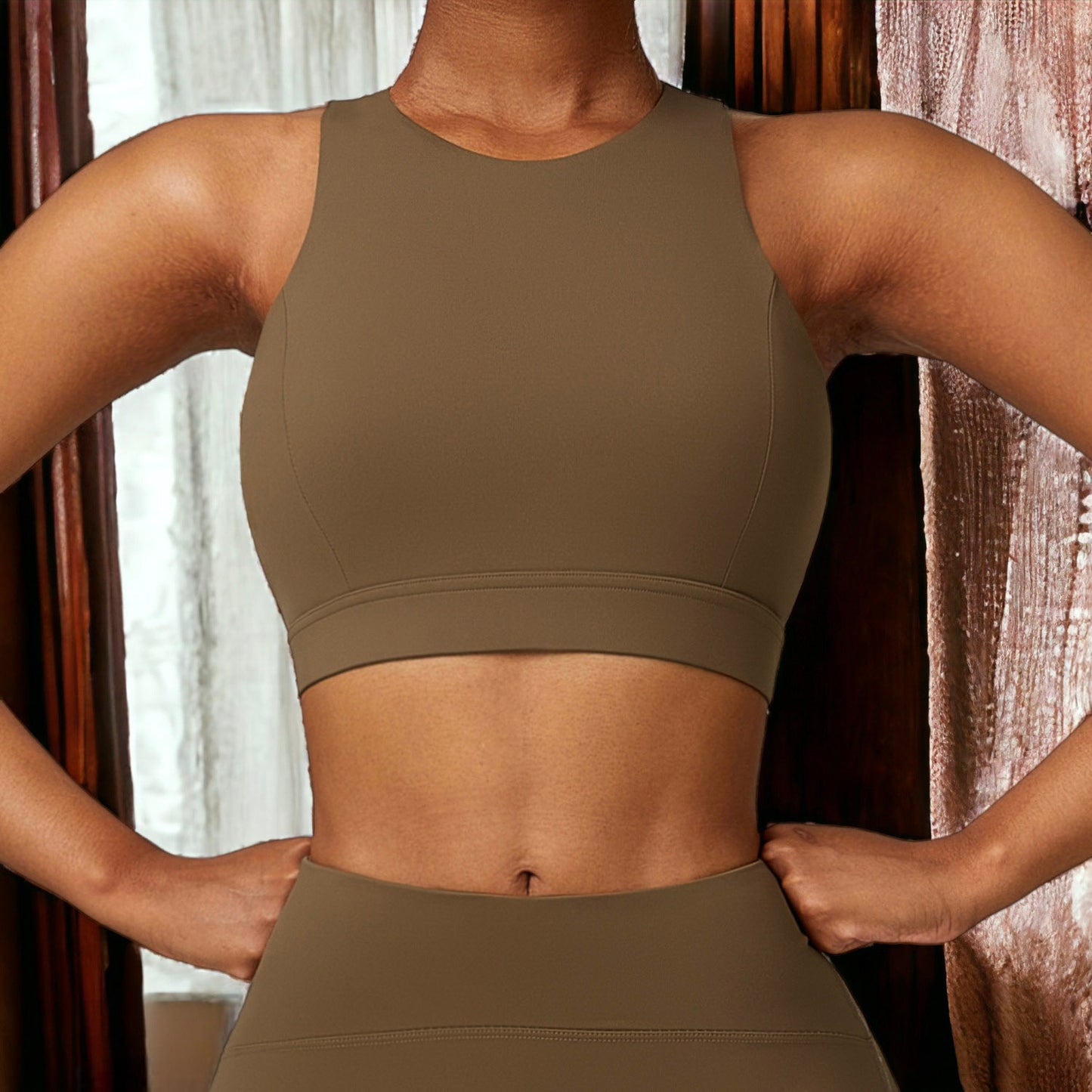 Sujetador deportivo con espalda cruzada y abertura en la espalda