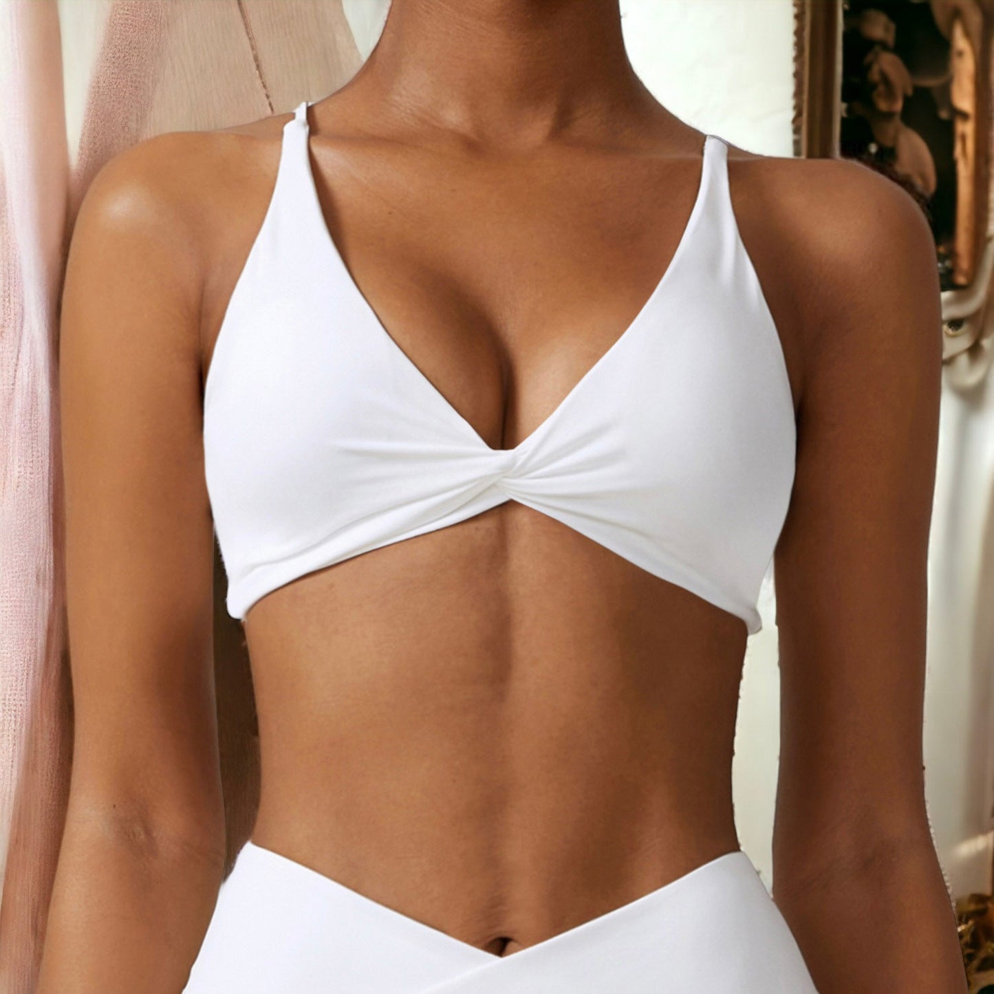 Sujetador deportivo con escote pronunciado y parte delantera torcida