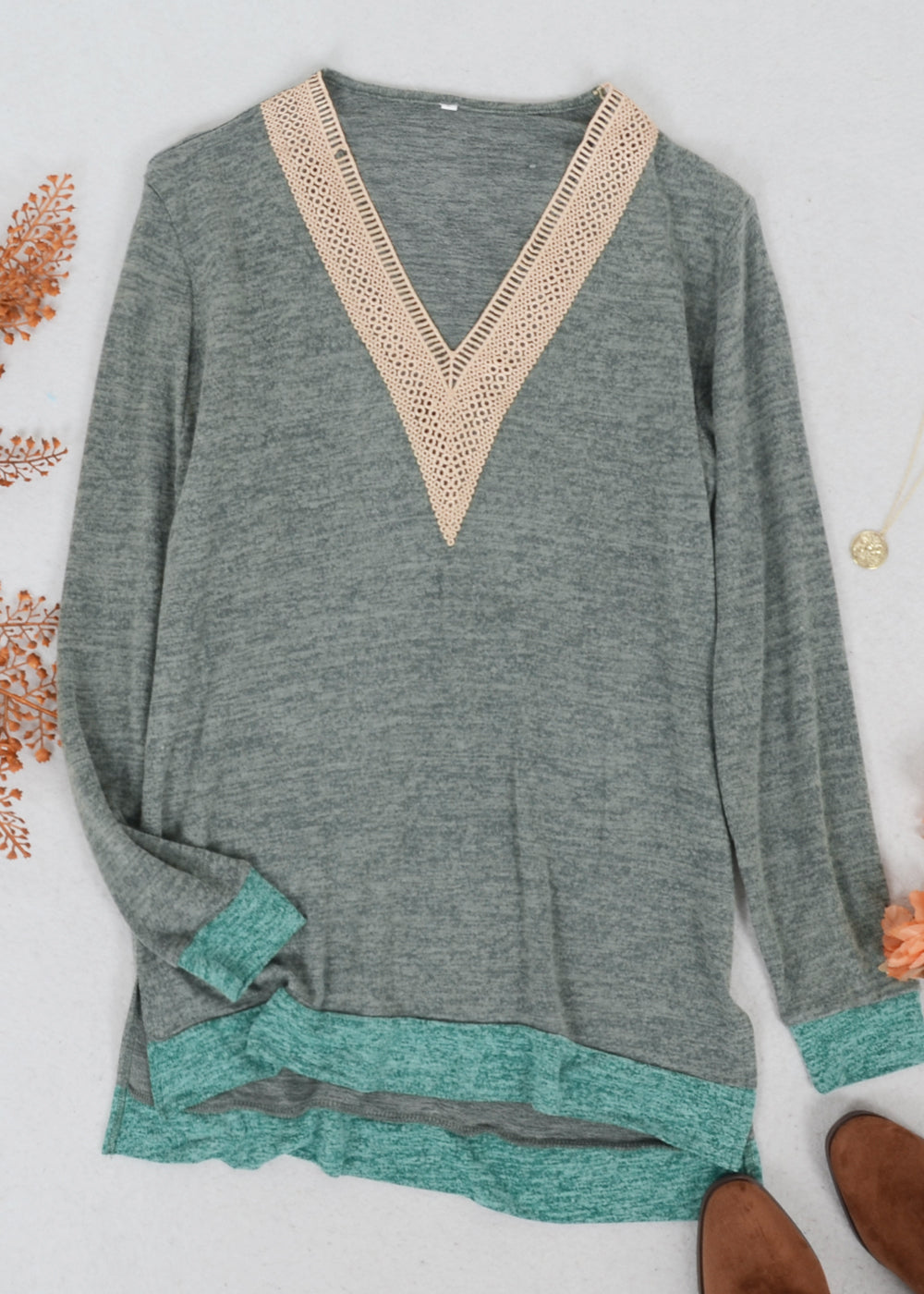 Suéter de crochet de dos tonos con cuello en V
