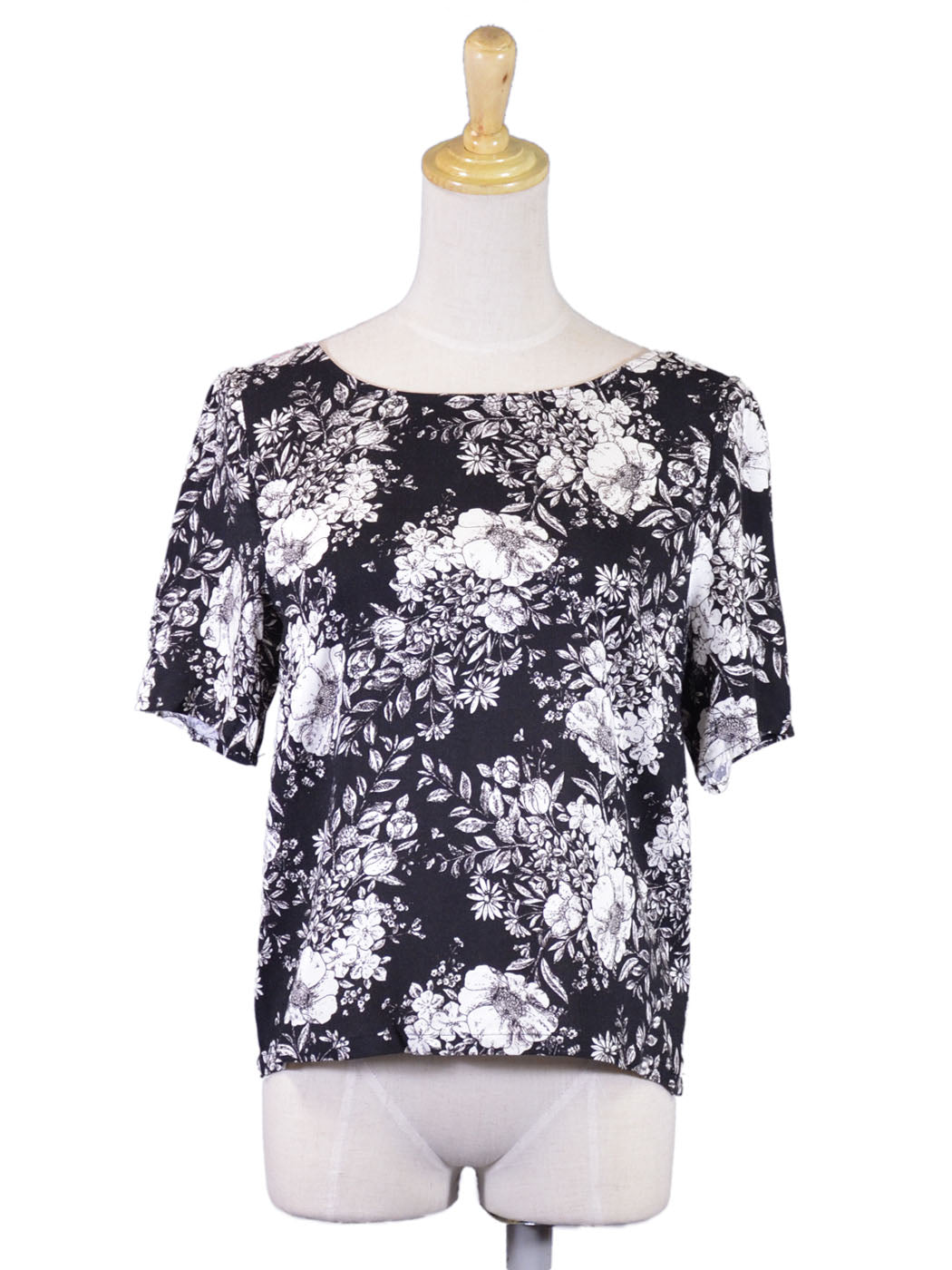Blusa con abertura en la espalda y mangas cortas con estampado floral en blanco y negro de En Creme Lovely Wallpaper