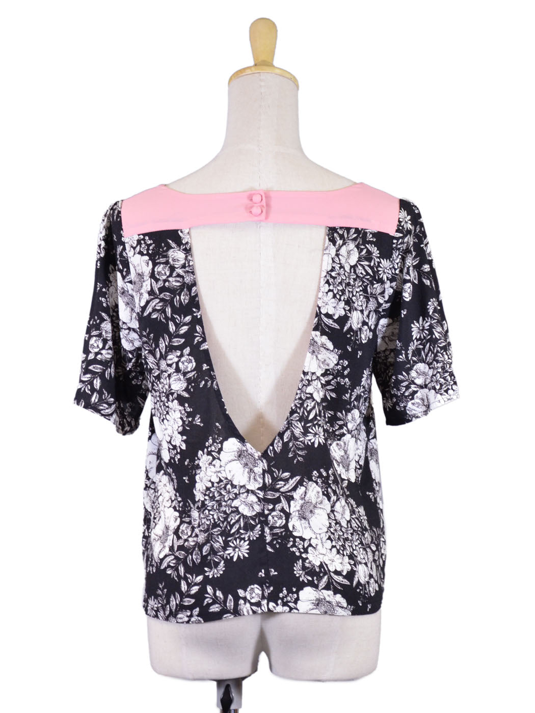 Blusa con abertura en la espalda y mangas cortas con estampado floral en blanco y negro de En Creme Lovely Wallpaper