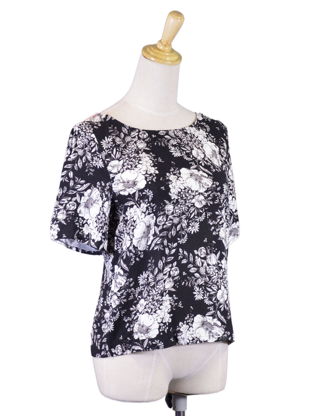 Blusa con abertura en la espalda y mangas cortas con estampado floral en blanco y negro de En Creme Lovely Wallpaper