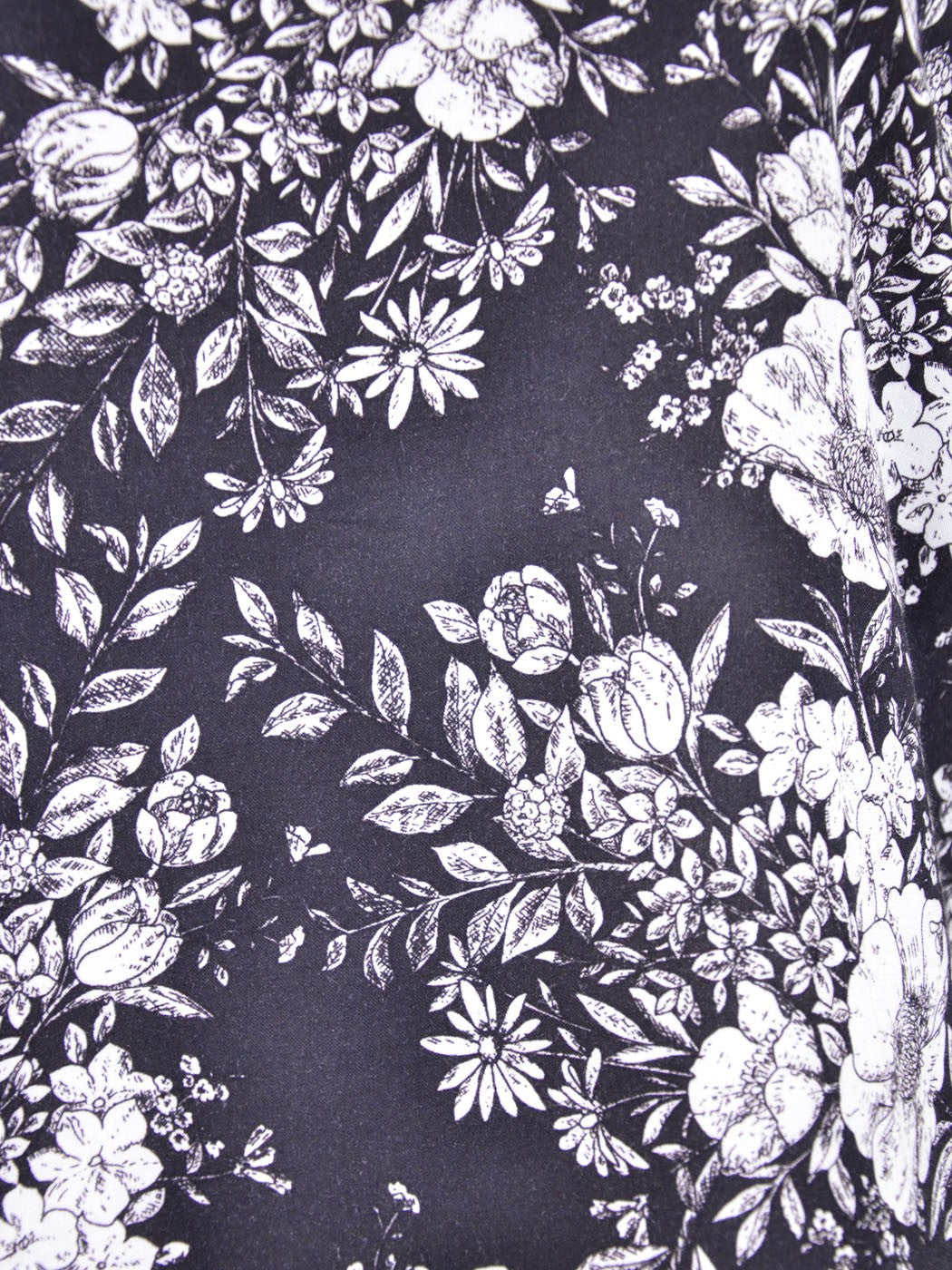 Blusa con abertura en la espalda y mangas cortas con estampado floral en blanco y negro de En Creme Lovely Wallpaper
