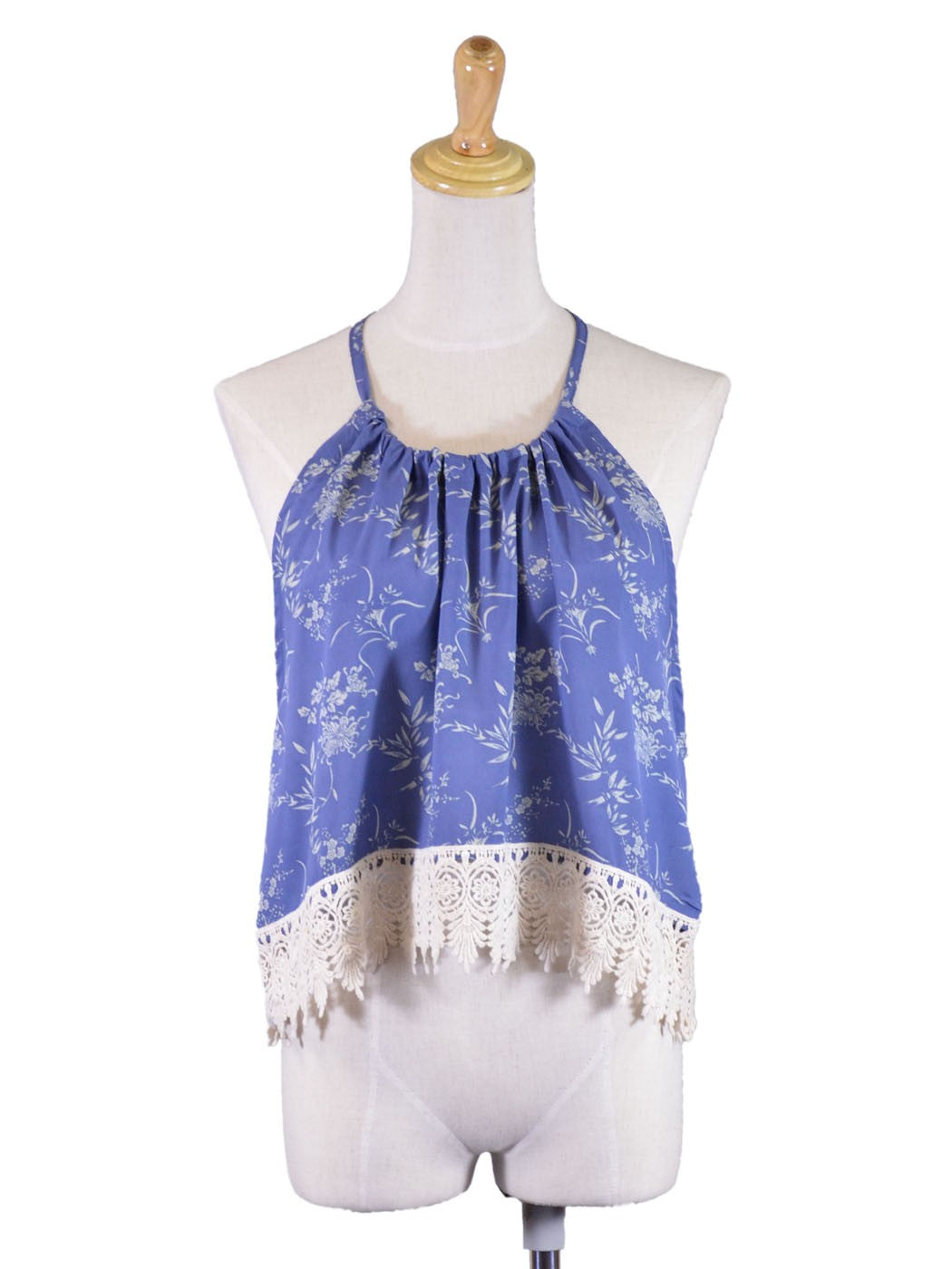 Blusa con cuello halter y espalda en T doble con ribete de encaje y estampado floral oriental En Creme