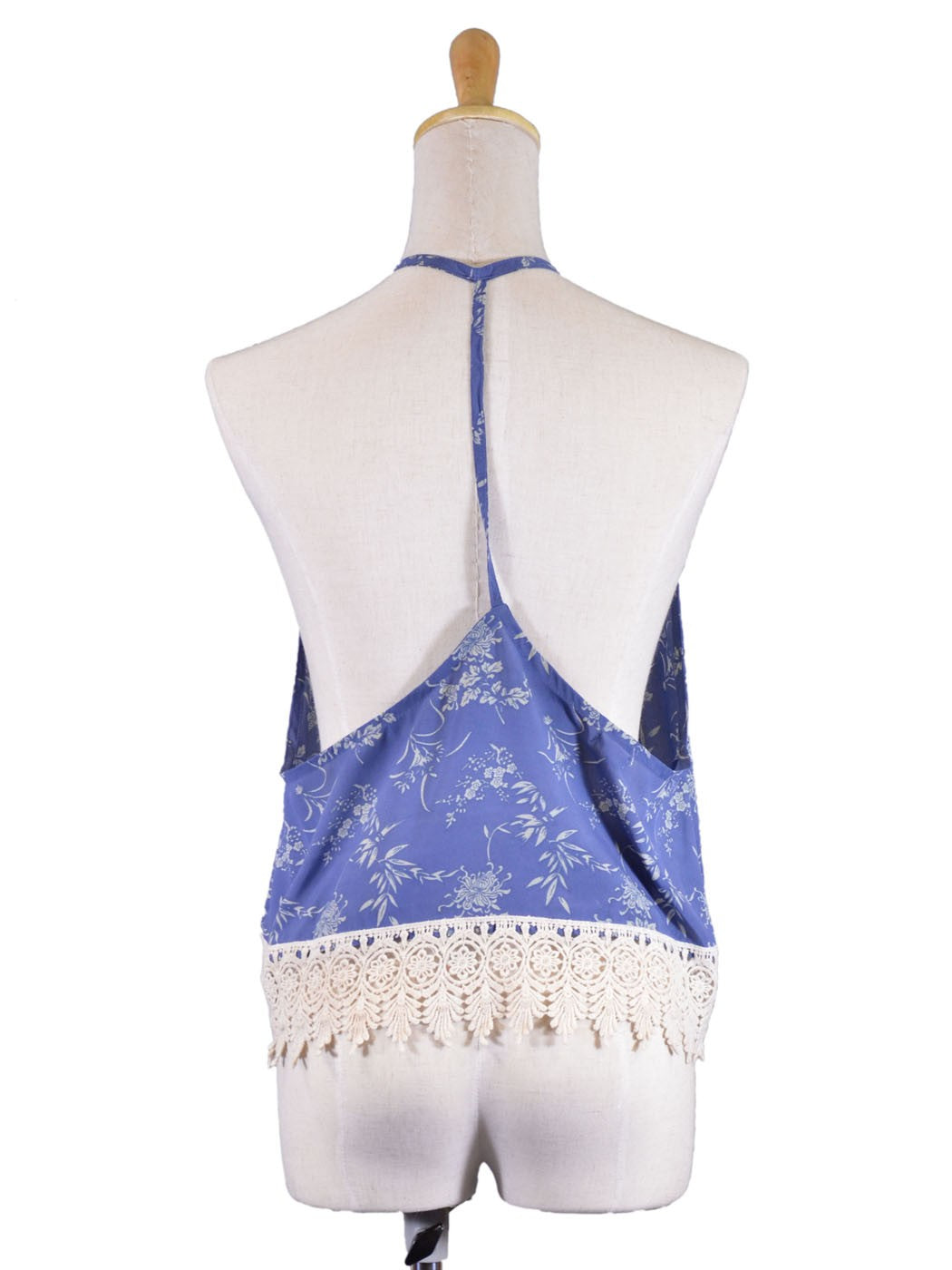 Blusa con cuello halter y espalda en T doble con ribete de encaje y estampado floral oriental En Creme